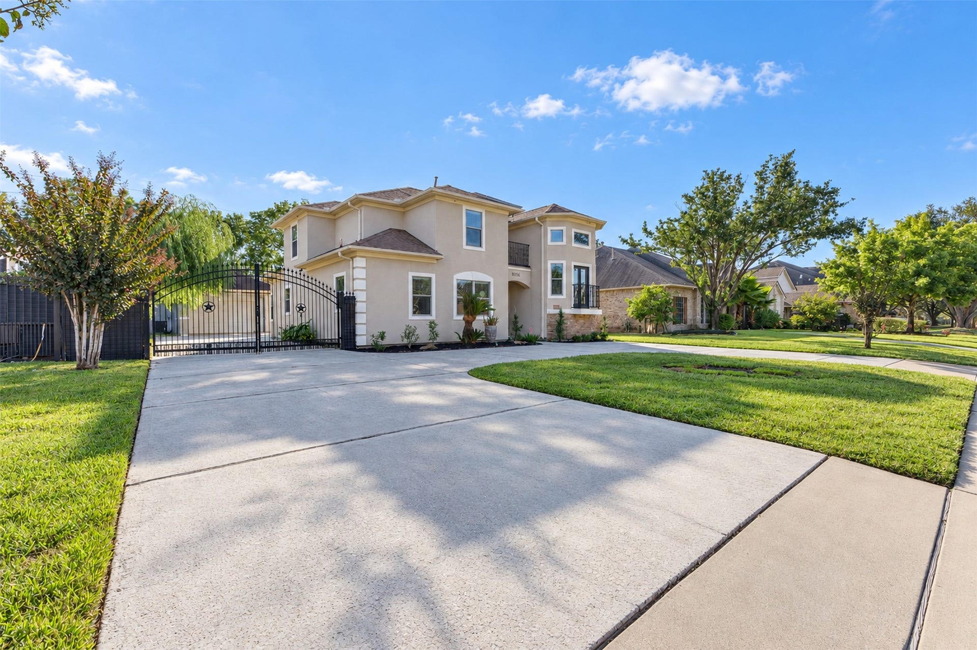 8606 Argentina Street, Houston, TX 77040 Detached garage with a spacious U-shaped driveway, offering convenient access and additional parking for guests.