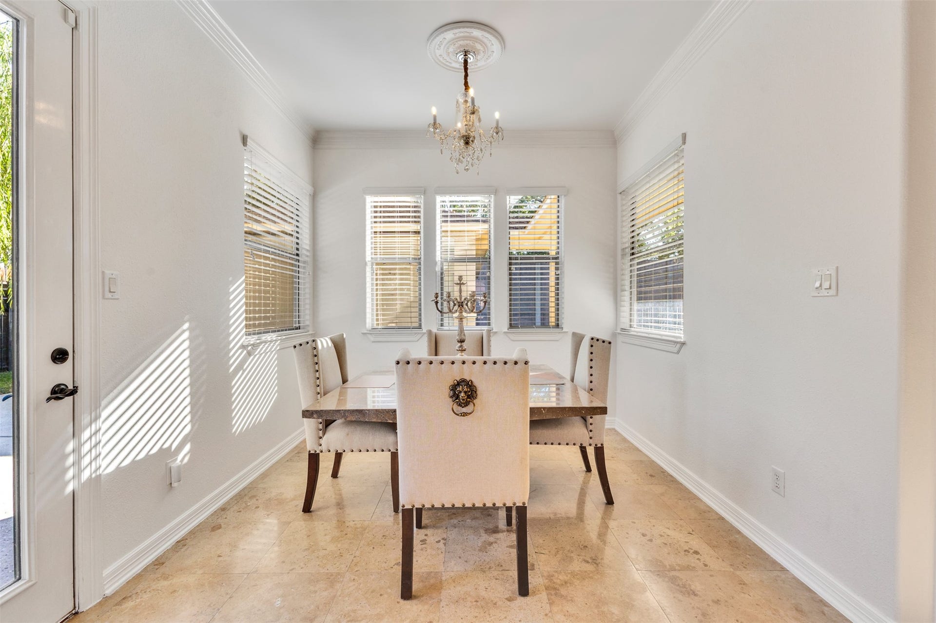 8606 Argentina Street, Houston, TX 77040 A welcoming breakfast area just off the kitchen offers a comfortable setting for morning coffee and casual dining.