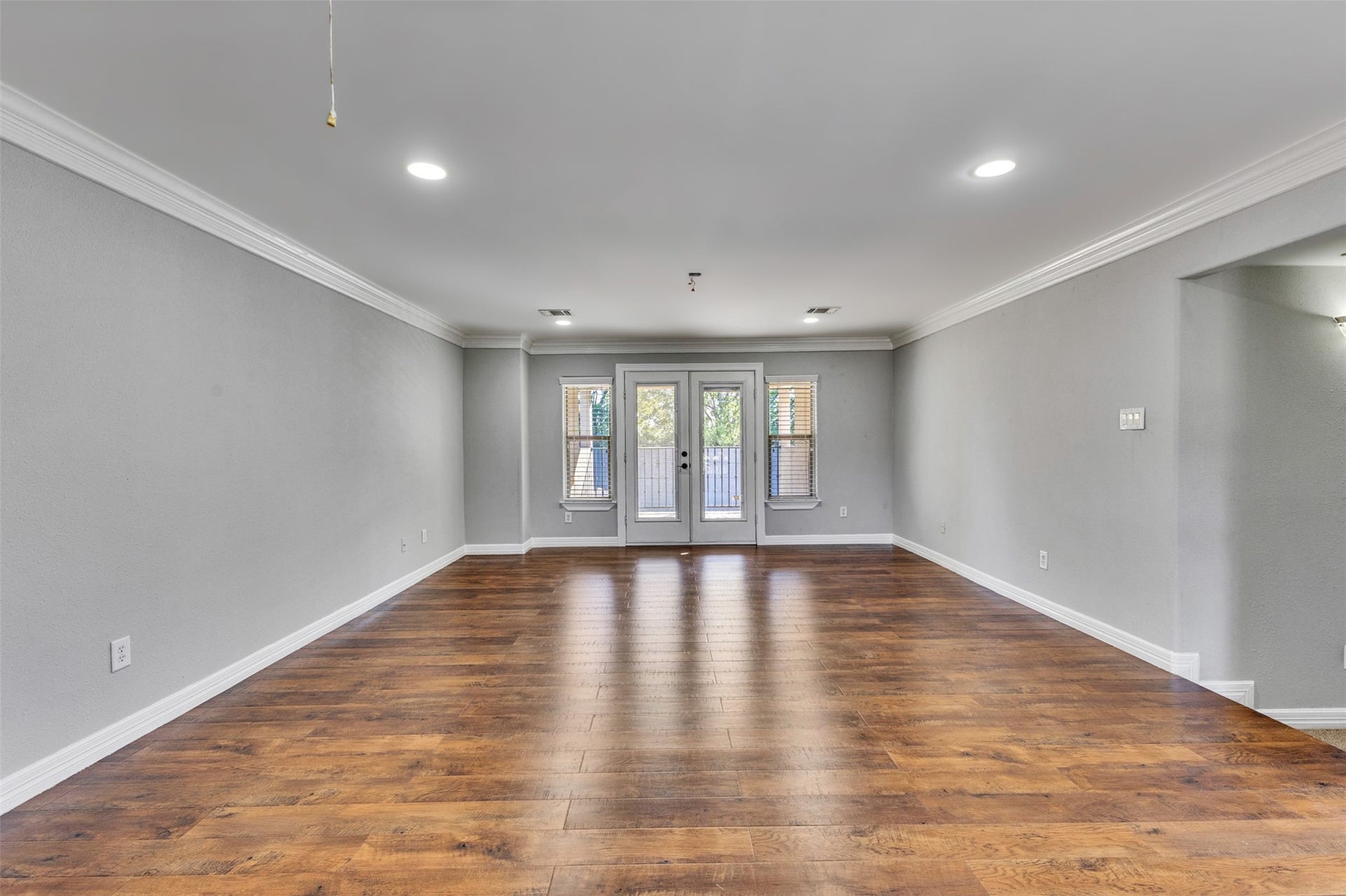 8606 Argentina Street, Houston, TX 77040 An expansive game room with an impressive balcony offers exceptional space for entertaining, relaxing, and enjoying indoor-outdoor living.