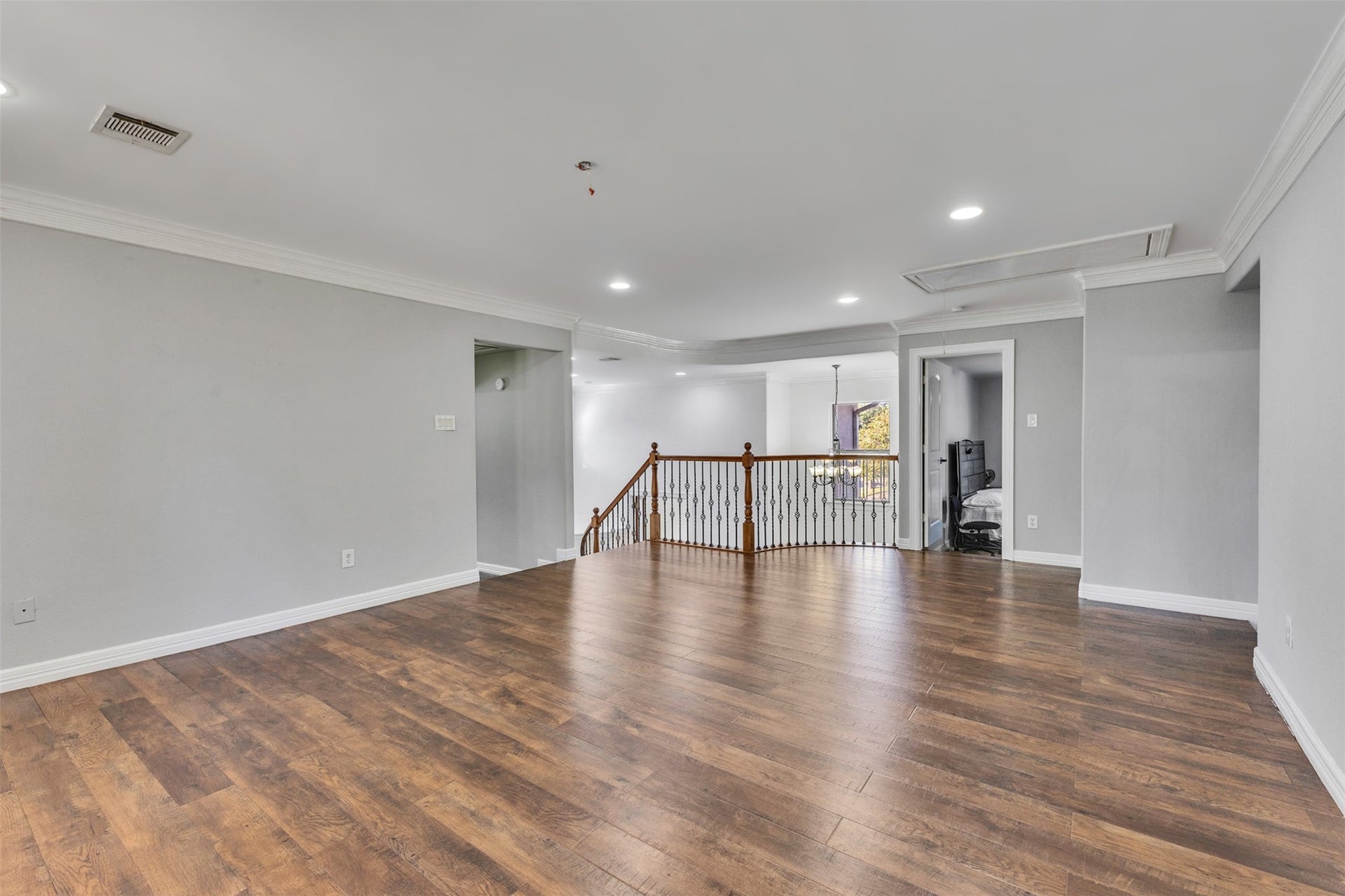 8606 Argentina Street, Houston, TX 77040 An expansive game room with an impressive balcony offers exceptional space for entertaining, relaxing, and enjoying indoor-outdoor living.