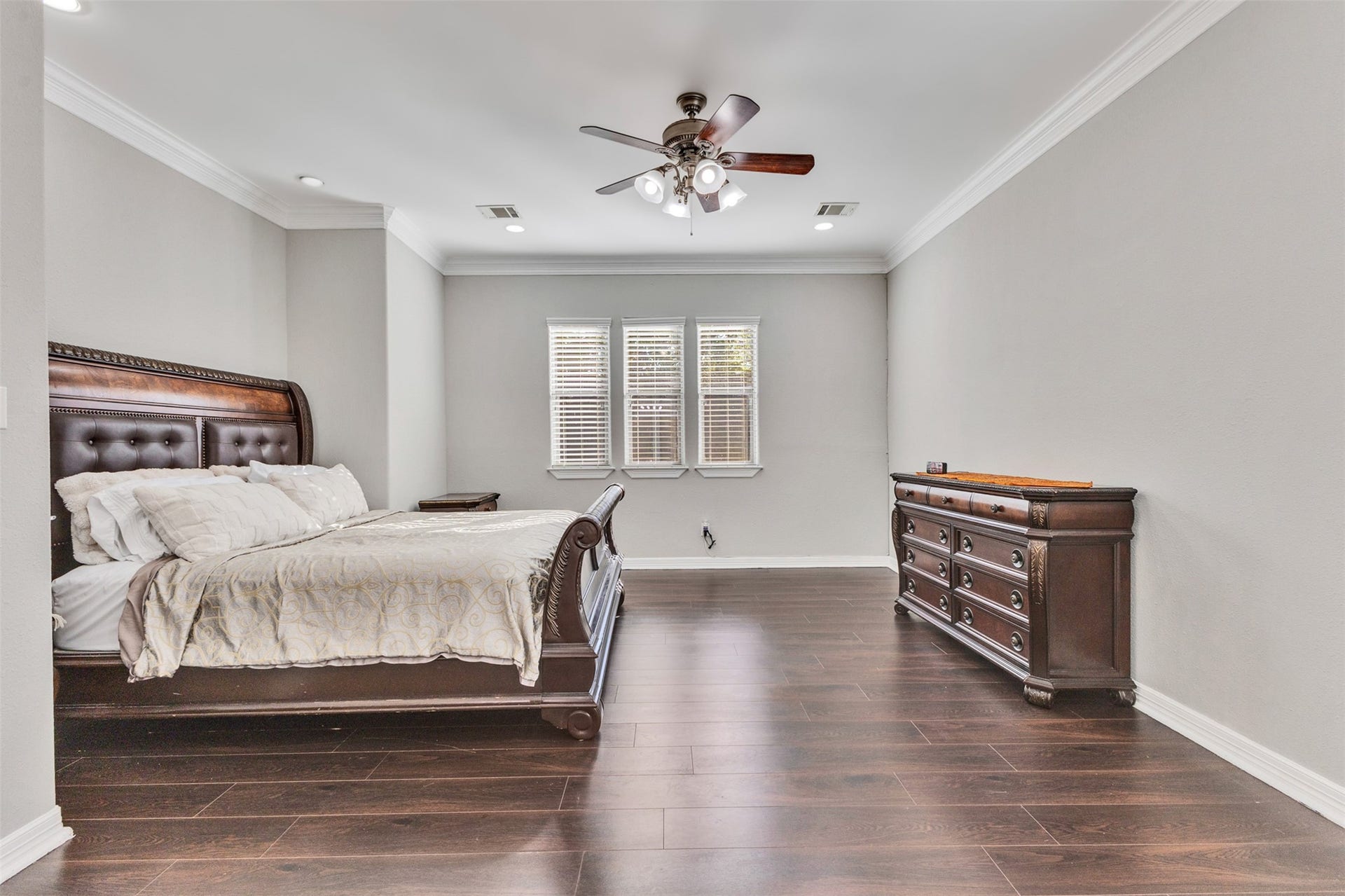 8606 Argentina Street, Houston, TX 77040 Primary Bedroom: A spacious primary retreat offering room to unwind and create your own relaxing sanctuary.