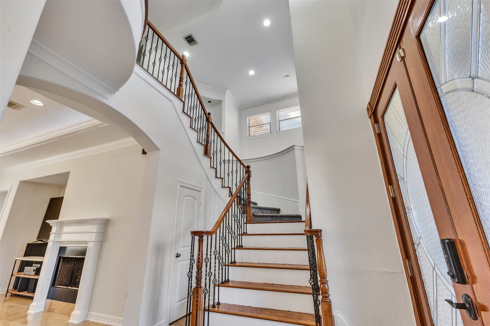 8606 Argentina Street, Houston, TX 77040 MAIN ENTRANCE a stunning Welcome Soaring Ceiling