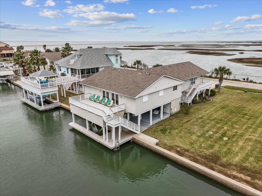 Property photo for 4231 Jolly Roger Road, Jamaica Beach, TX