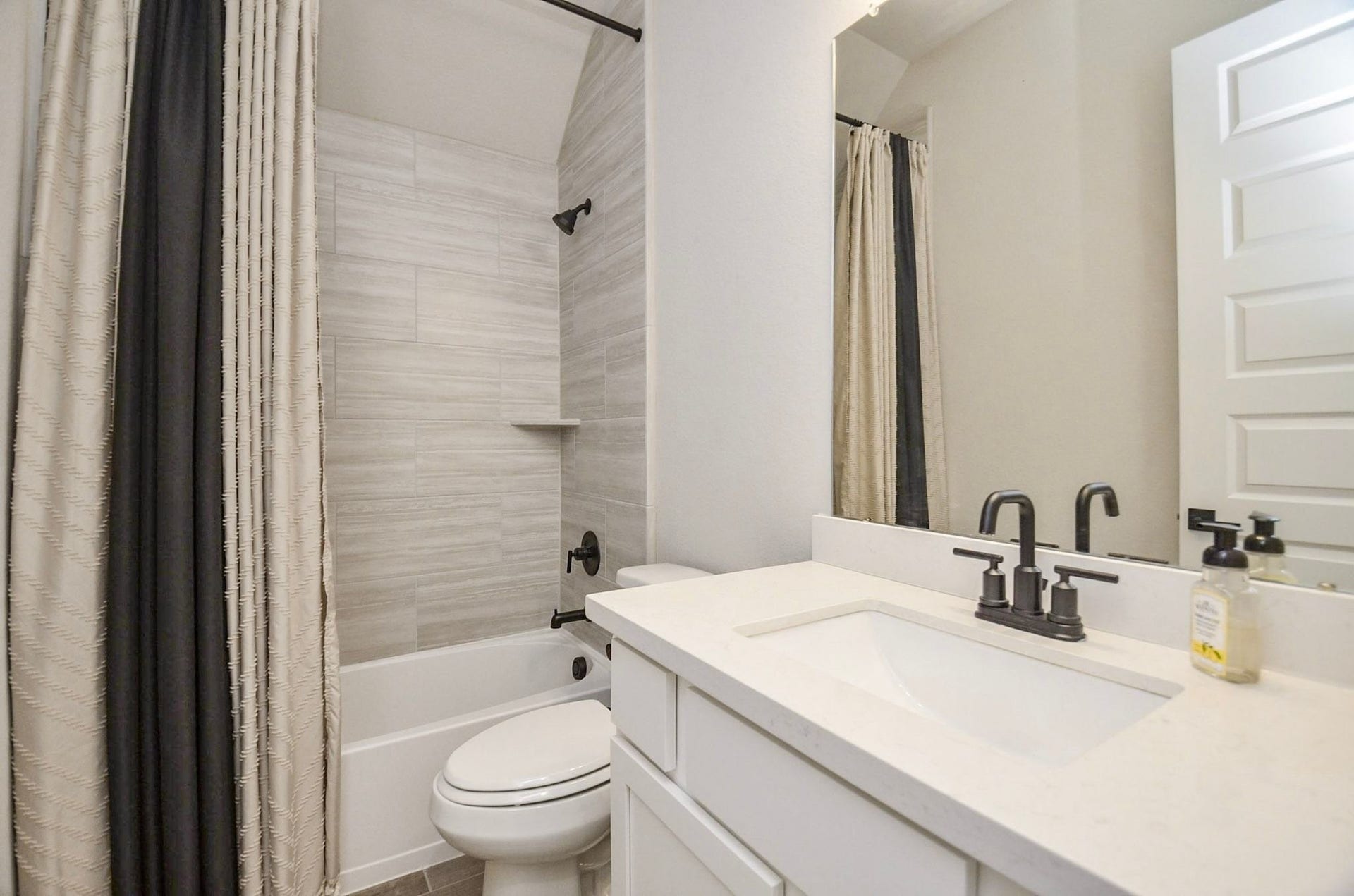 6803 Nichols Landing, Needville, TX 77461 Hall bath near bedroom 4