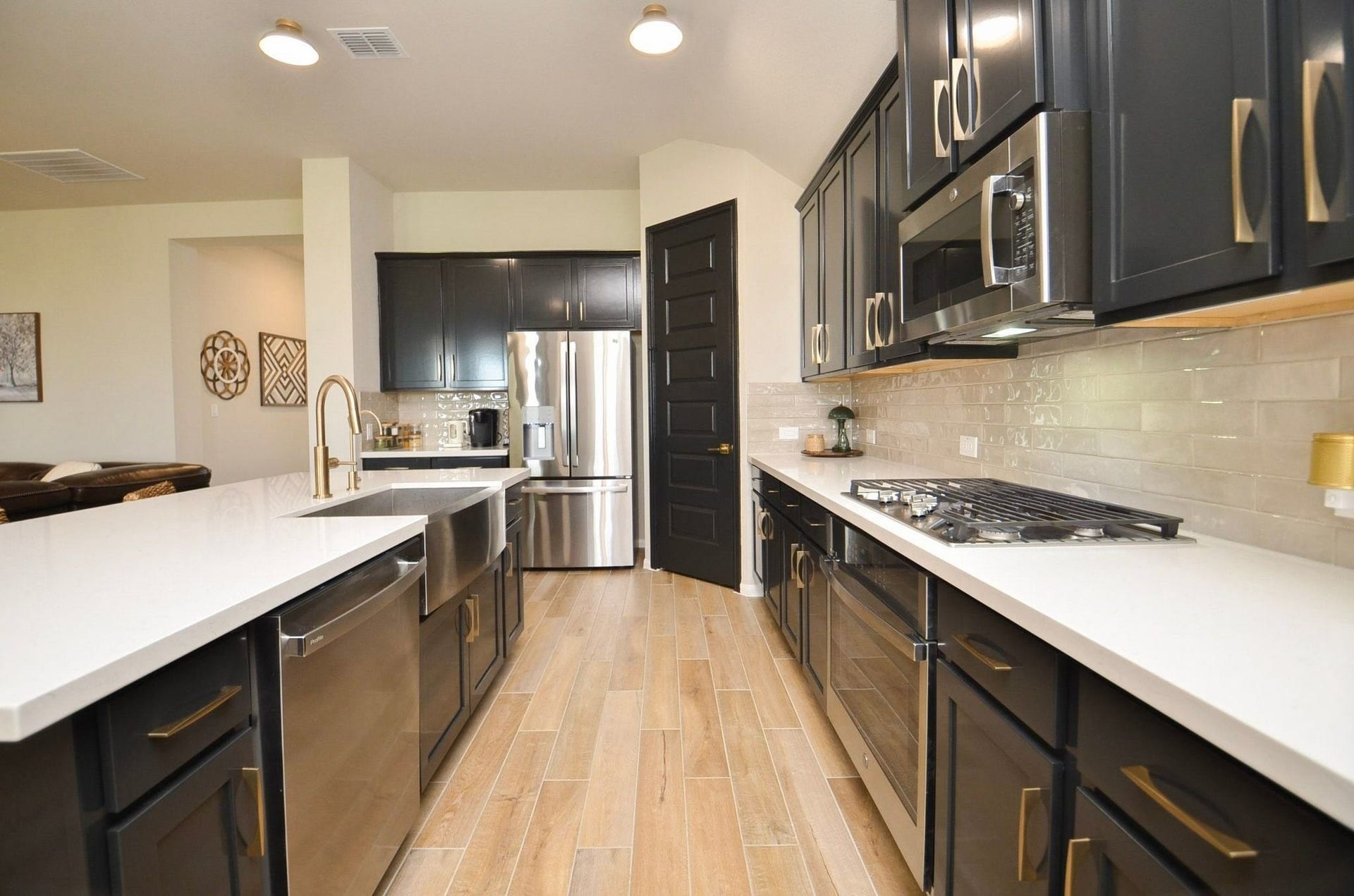 6803 Nichols Landing, Needville, TX 77461 Stainless steel farmhouse style sink, gas cooktop, and stainless steel appliances- refrigerator stays!