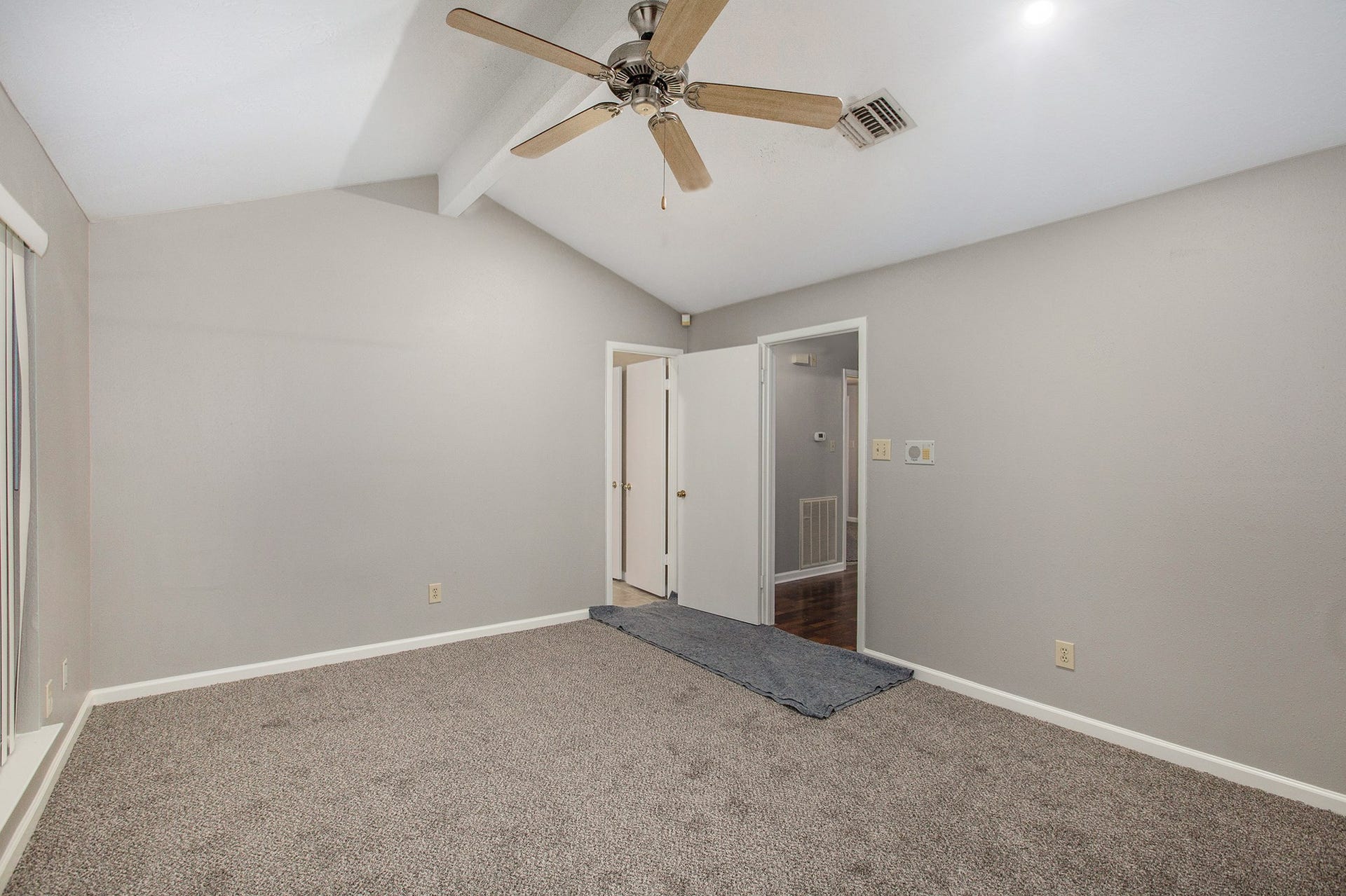 17002 Sky Blue Place, Houston, TX 77095 Spacious master bedroom boasts plush carpet, vaulted ceiling and ceiling fan.