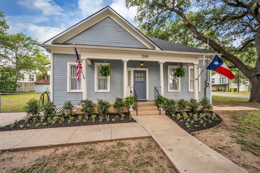 Property photo for 1300 7th Street, Rosenberg, TX