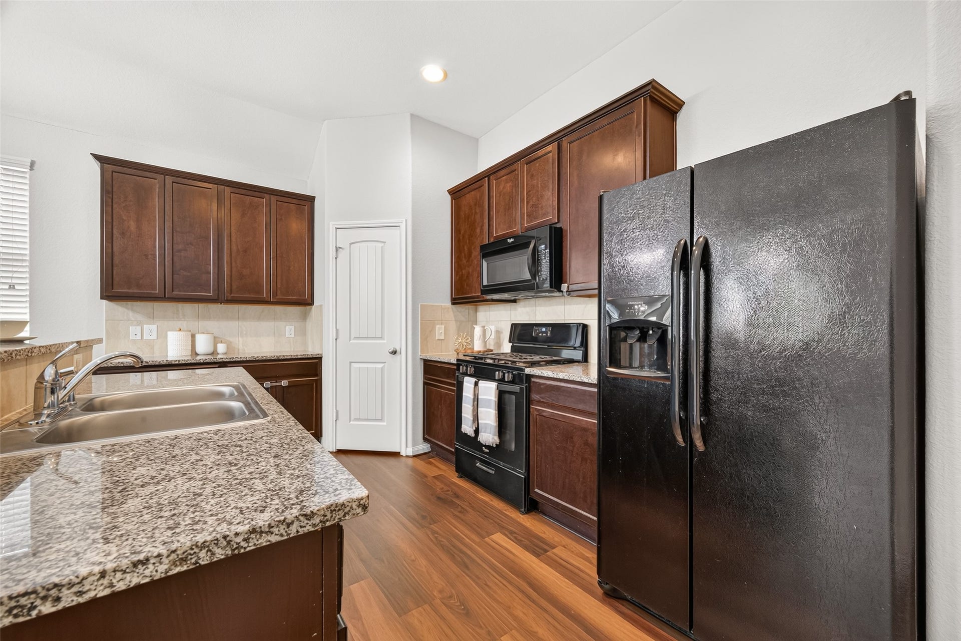 1018 Pleasant Bend, Conroe, TX 77301 Plenty of countertop space, cabinet storage and coordinating black appliances.