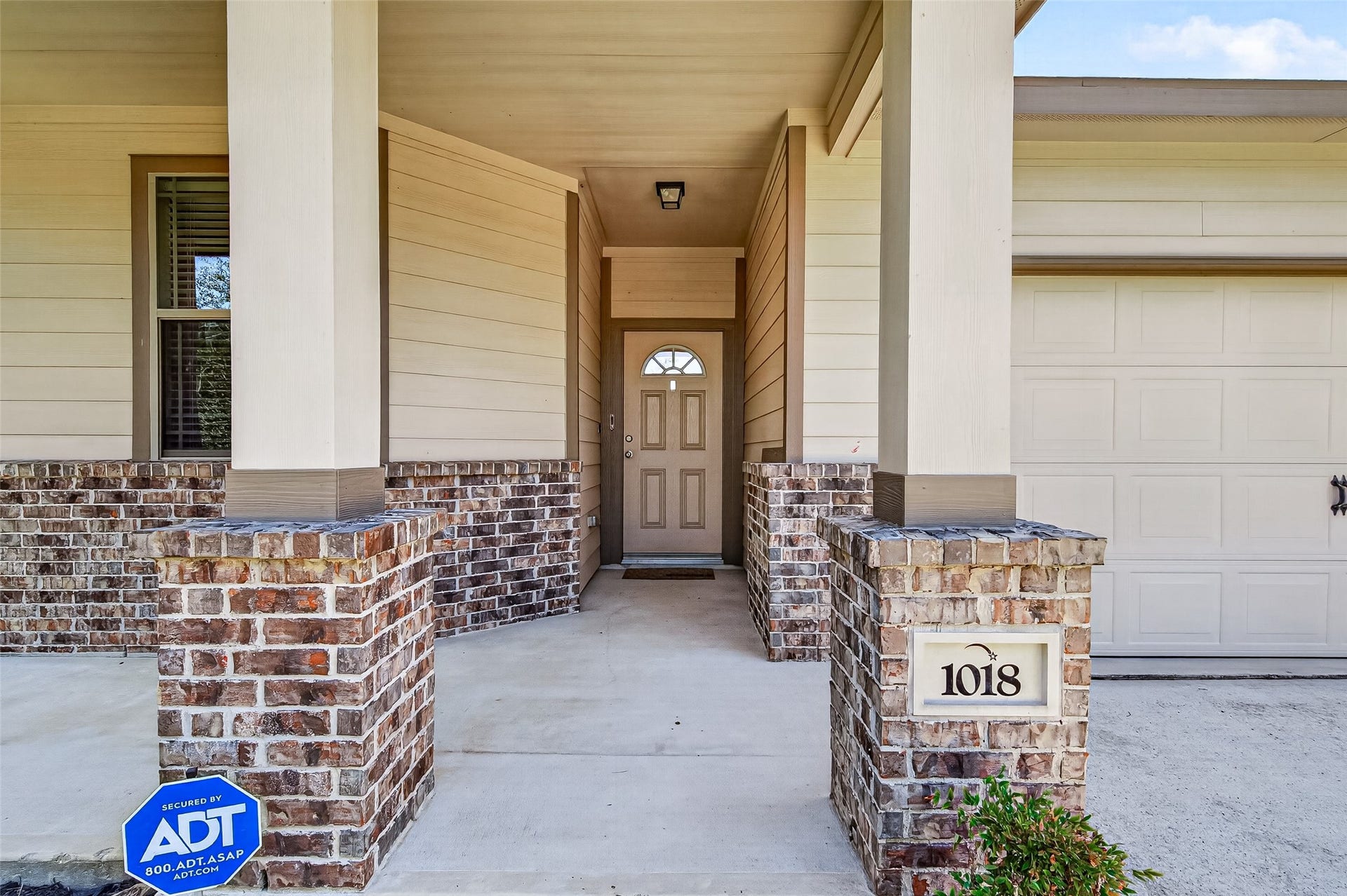 1018 Pleasant Bend, Conroe, TX 77301 A closer look at the beautiful exterior front entry.