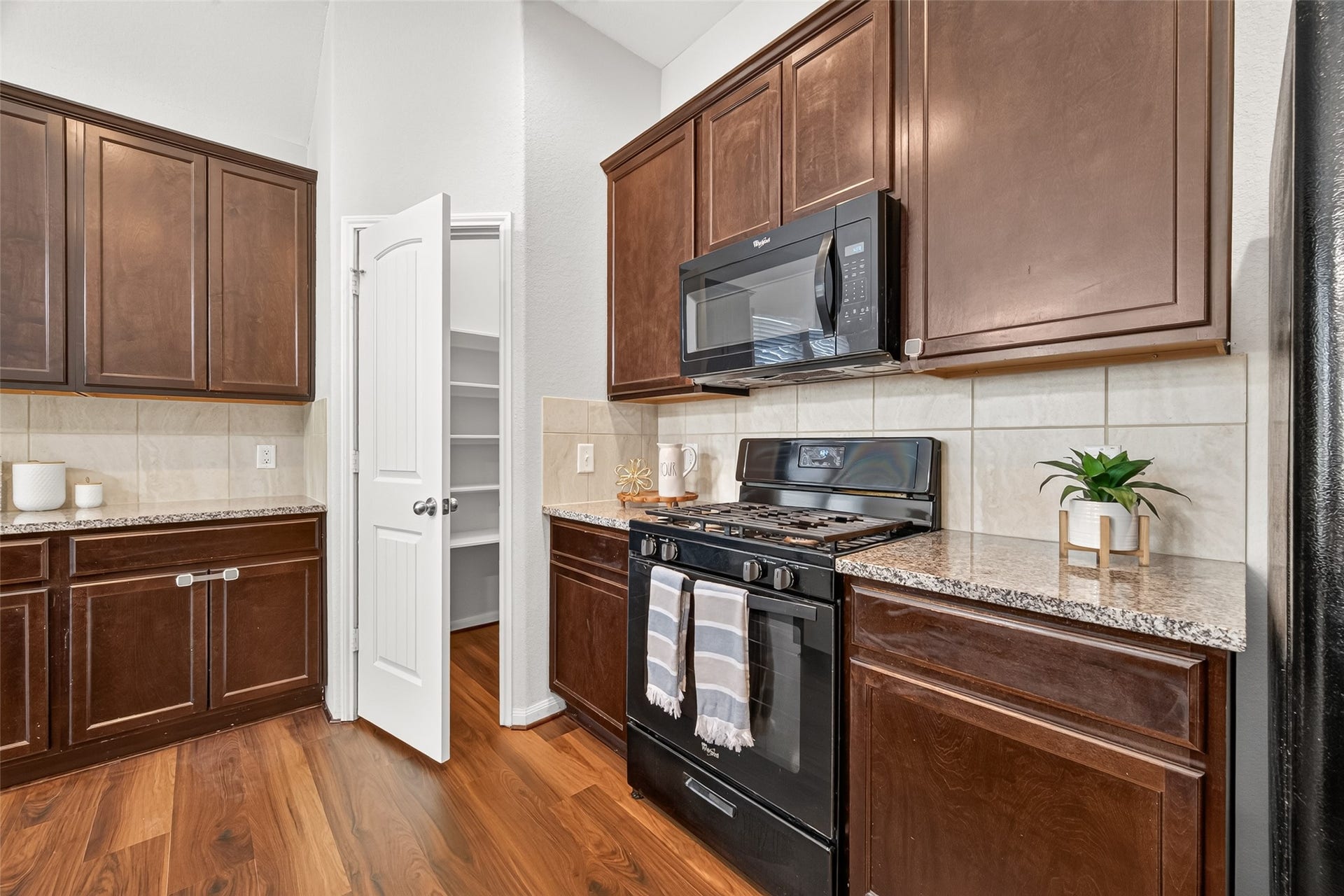 1018 Pleasant Bend, Conroe, TX 77301 Nicely positioned in the corner of the kitchen, the walk-in pantry offers a handy spot for keeping everything organized.
