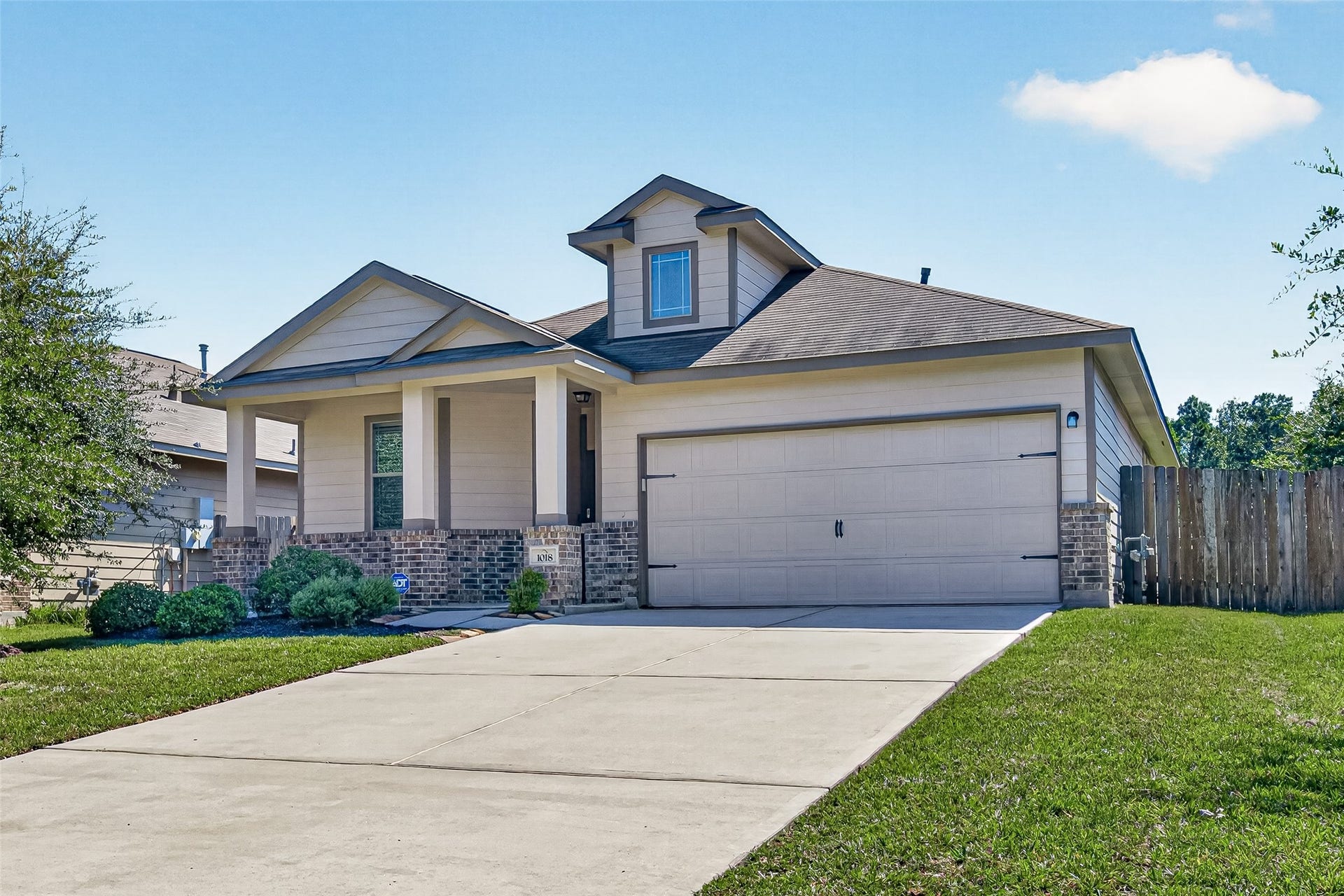 1018 Pleasant Bend, Conroe, TX 77301 Classic brick accents and a welcoming front porch give this home a warm, attractive exterior