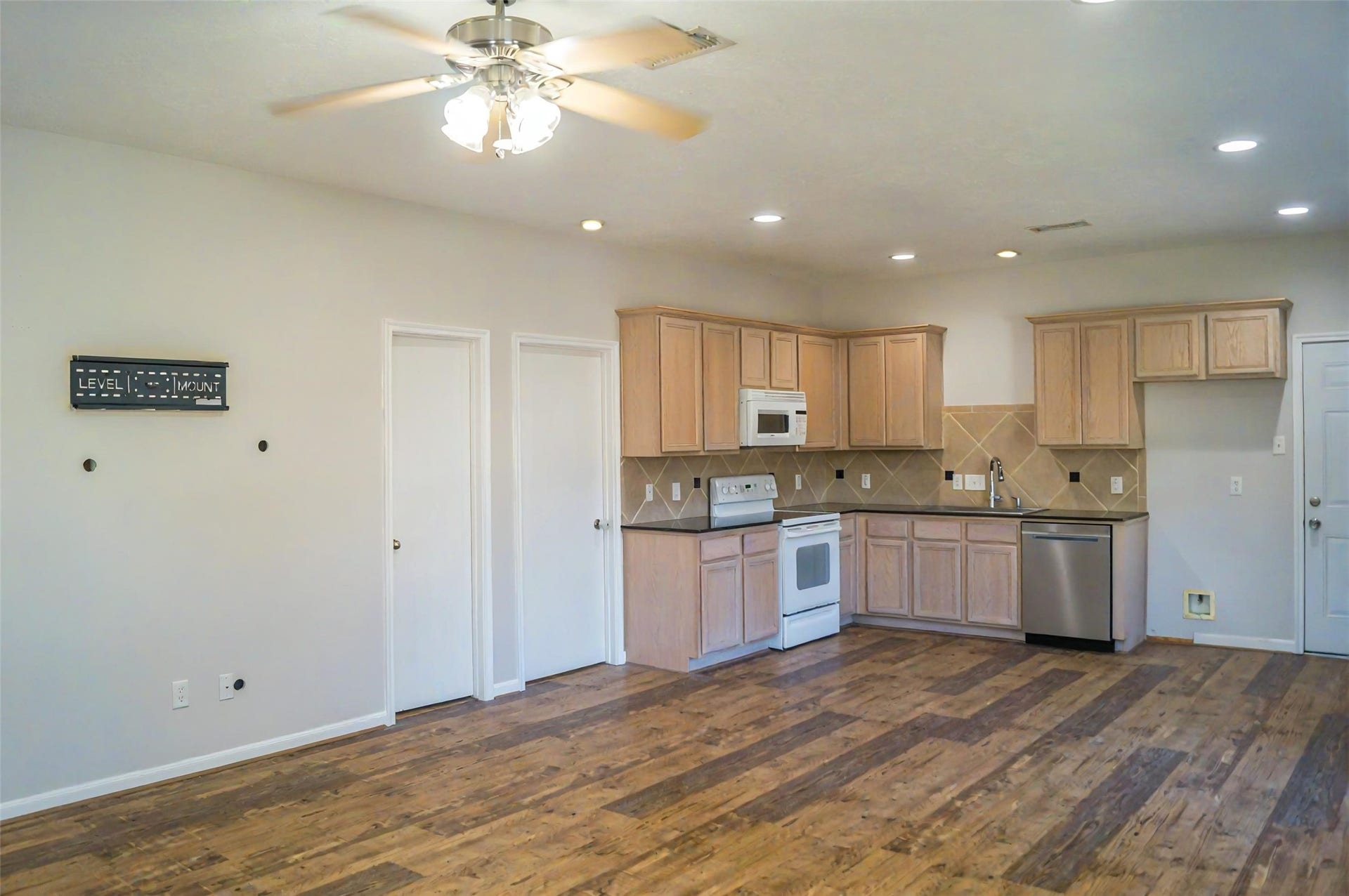 125 Clear Water Street W, Montgomery, TX 77356 125 Clear Water Street W, Montgomery, TX 77356