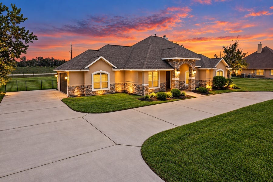 Property photo for 8999 Water Point Drive, Beach City, TX