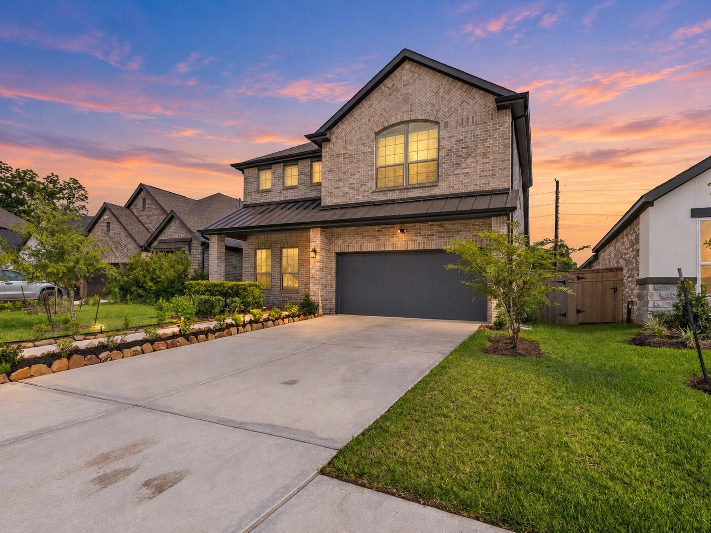 10718 Hidden Rock Drive, Missouri City, TX 77459 Welcome home to Sienna! This spacious 4-bedroom home combines modern living with one of Fort Bend Countys premier master-planned communities, featuring pools, trails, parks, golf and recreation for all ages.
