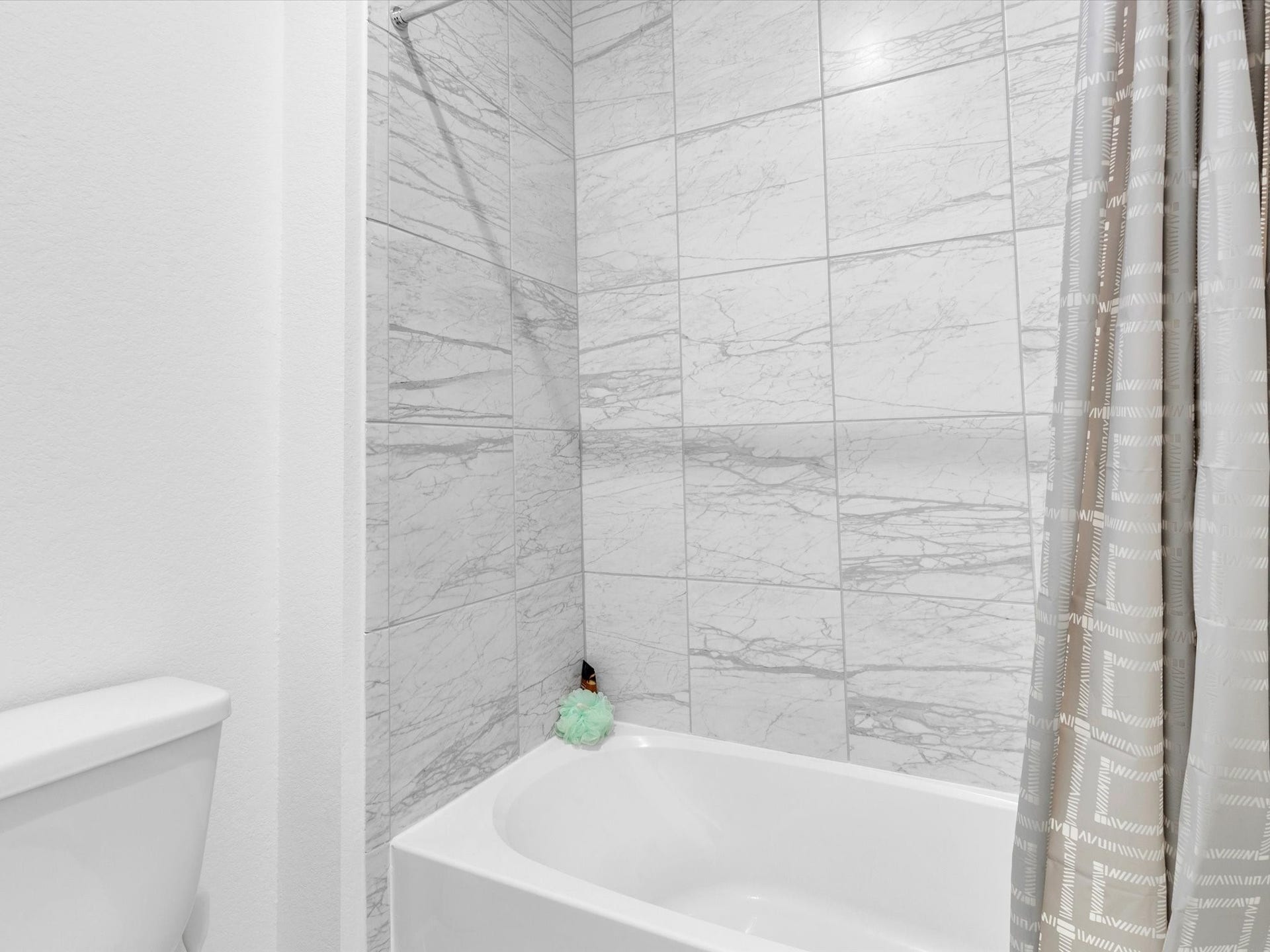 10718 Hidden Rock Drive, Missouri City, TX 77459 A separate tub and shower area with full-height tile surround gives the upstairs bath a clean, upgraded finish and added functionality.