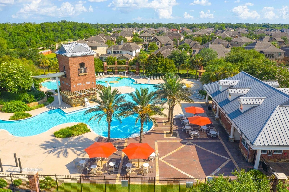 10718 Hidden Rock Drive, Missouri City, TX 77459 The Resort at Sienna Springs is another example of Siennas exceptional amenities, with multiple pools, recreation spaces and resort-inspired surroundings for residents to enjoy.