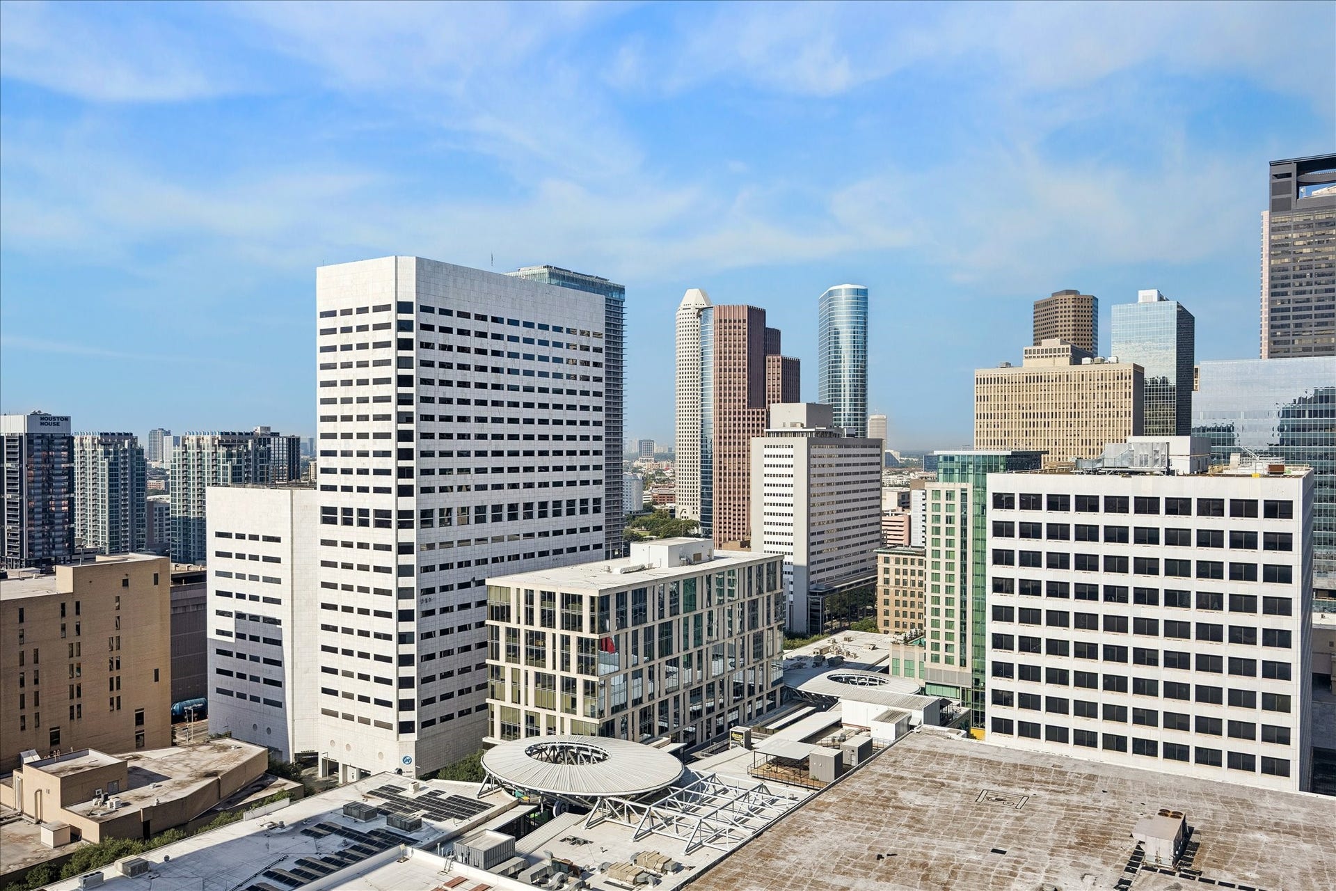 1111 Caroline Street, #2606, Houston, TX 77010 Downtown towers fill the skyline from this 26th floor vantage point. City views complement the
Four Seasons setting, where owners enjoy concierge service and access to the fitness center and pool.