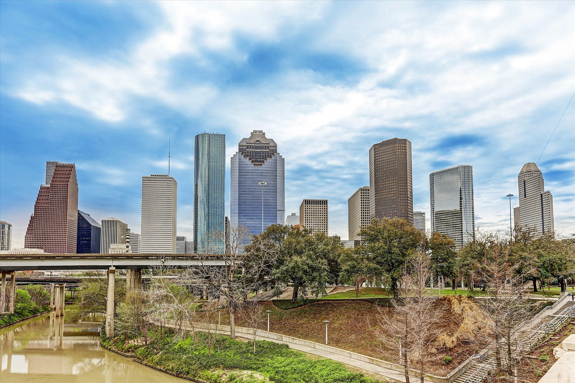 1111 Caroline Street, #2606, Houston, TX 77010 Stretching for miles along the waters edge, Buffalo Bayou Park offers a rare balance of urban energy and natural escape. Winding hike-and-bike trails weave beneath towering oaks and open lawns, connecting runners, cyclists, and casual strollers to sweeping views of the downtown skyline. With kayak launches, dog parks, and cultural landmarks nearby, Buffalo Bayou Park is more than green space, its the citys outdoor living room.