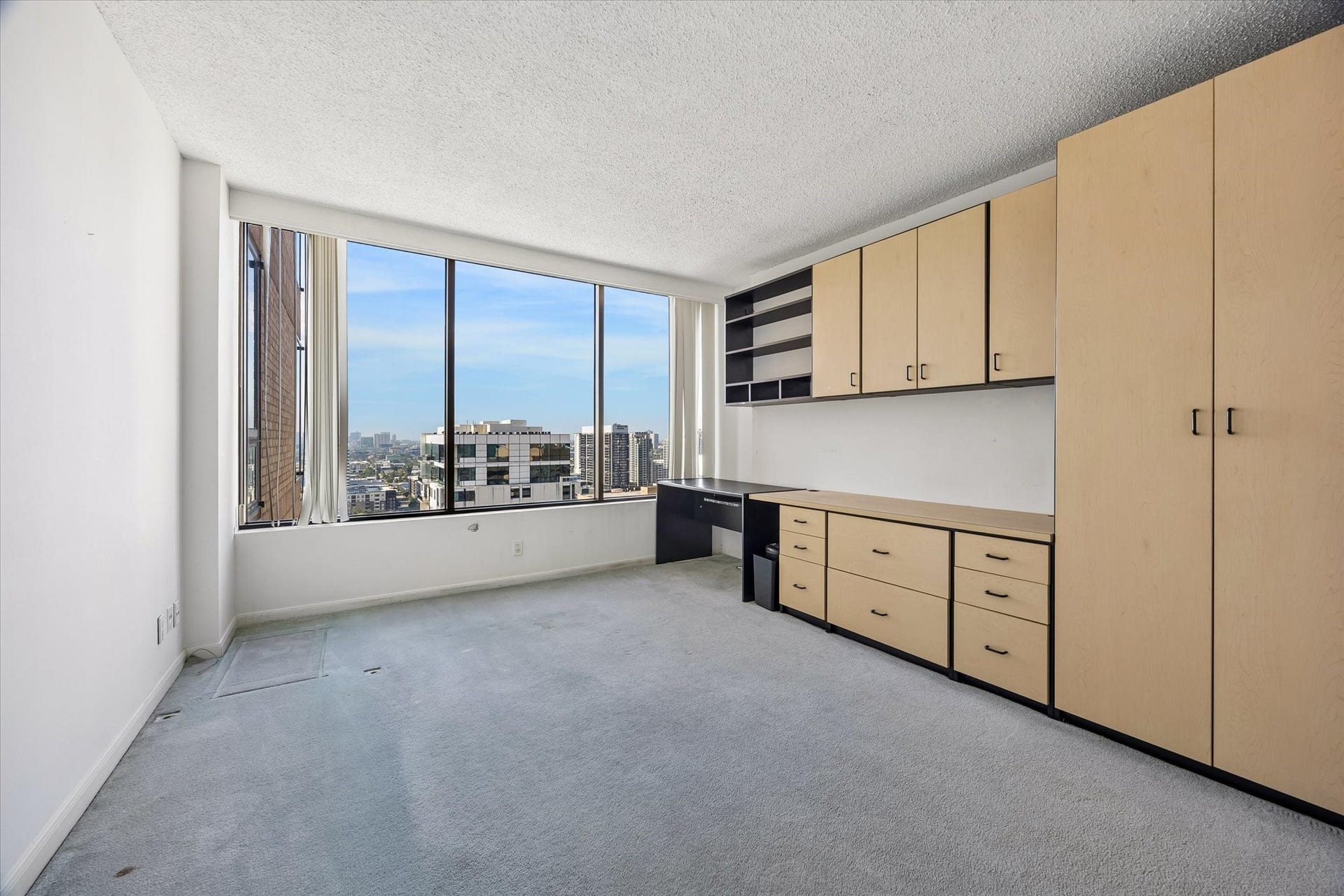 1111 Caroline Street, #2606, Houston, TX 77010 Built in cabinetry and a desk beside the window create a dedicated place to work with a
city view. Upper cabinets, drawers and tall storage keep work materials organized while leaving the surrounding floor area open.