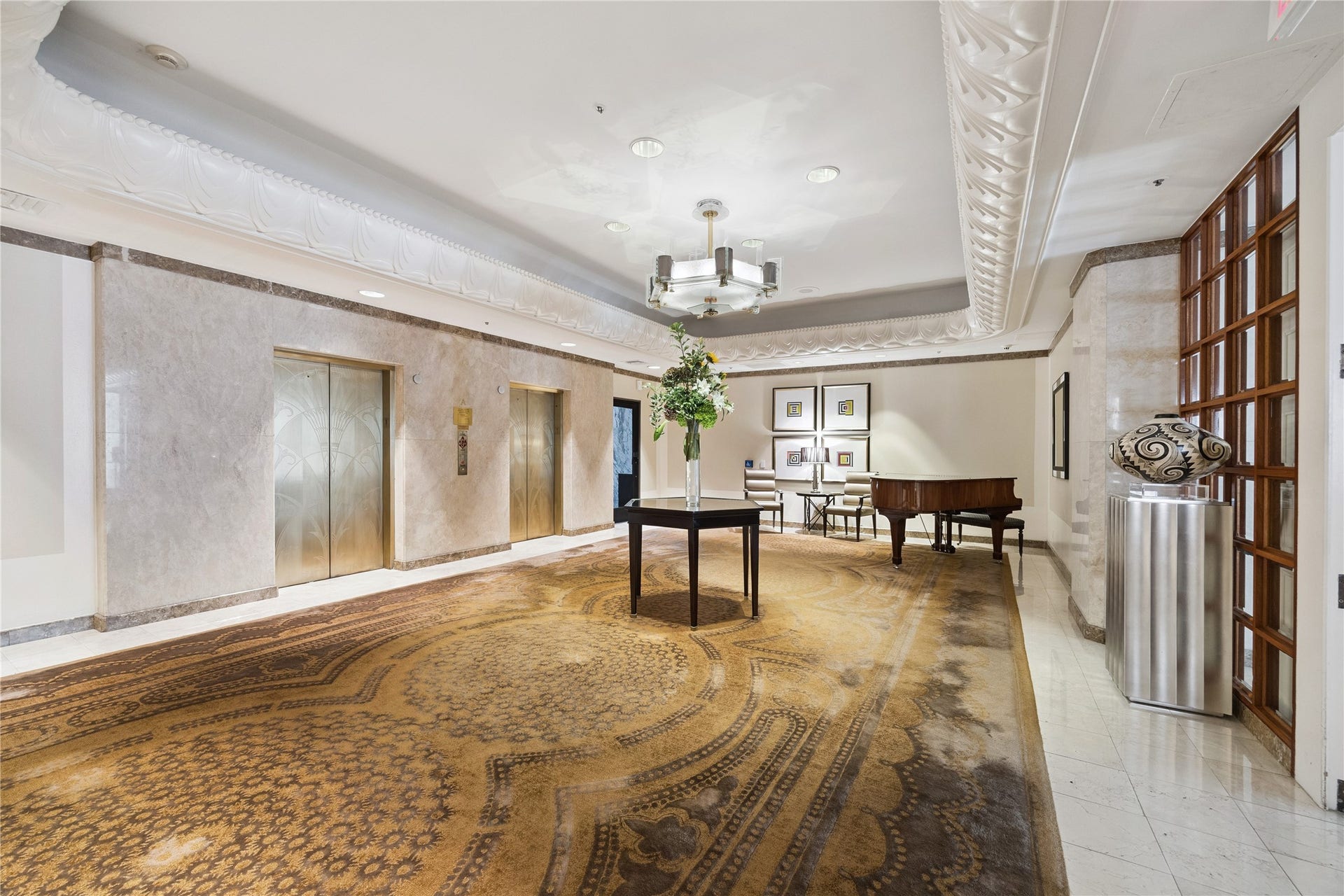 1111 Caroline Street, #2606, Houston, TX 77010 Elegant finishes and secure elevator access provide a distinguished welcome to the residential floors. Reserved exclusively for Four Seasons owners, the space reflects the privacy and service that define the buildings lifestyle.