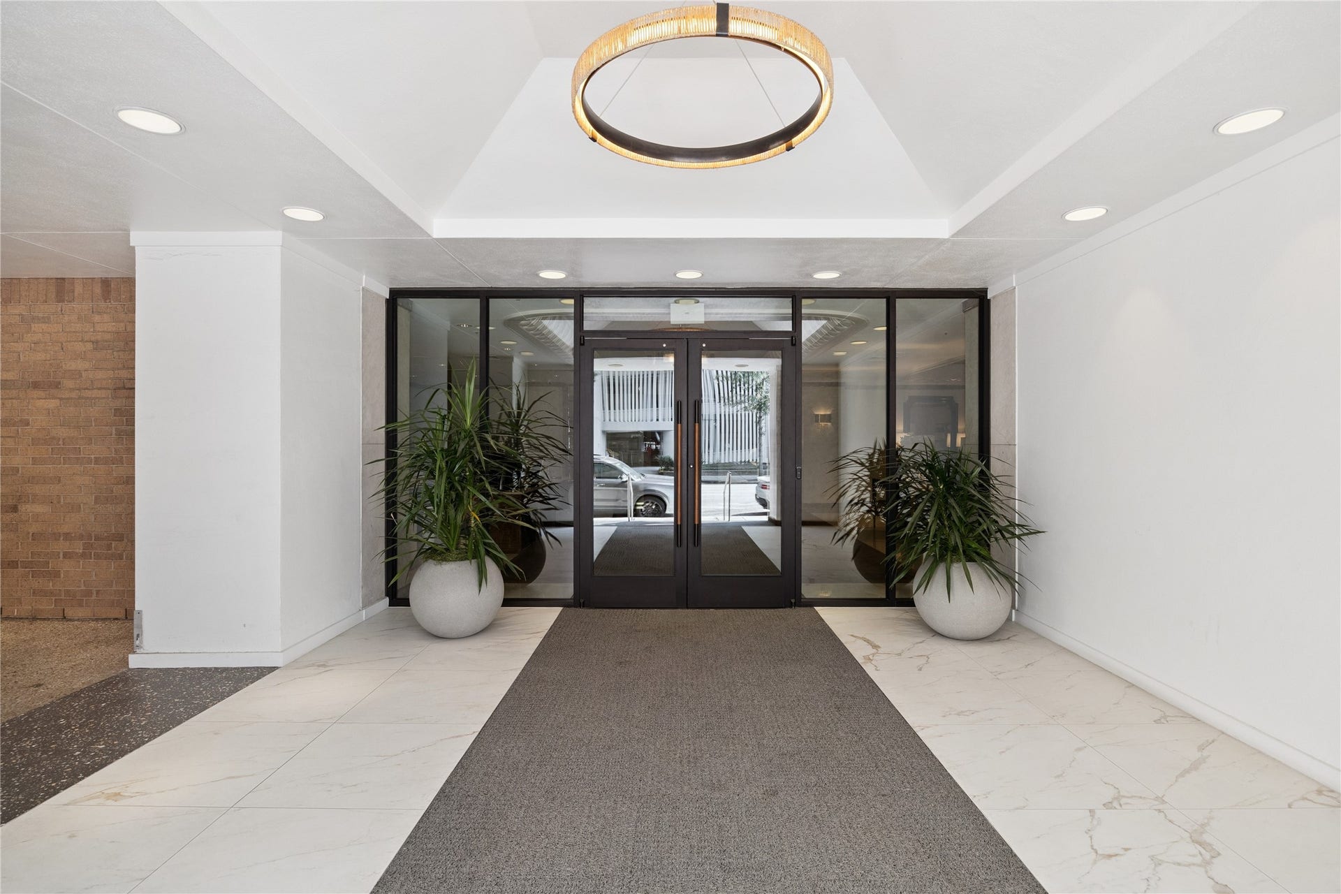 1111 Caroline Street, #2606, Houston, TX 77010 The dedicated entrance for Four Seasons residents has been thoughtfully remodeled with clean finishes, contemporary lighting, and secure access. This refreshed lobby sets the tone for the elevated lifestyle that awaits upstairs.