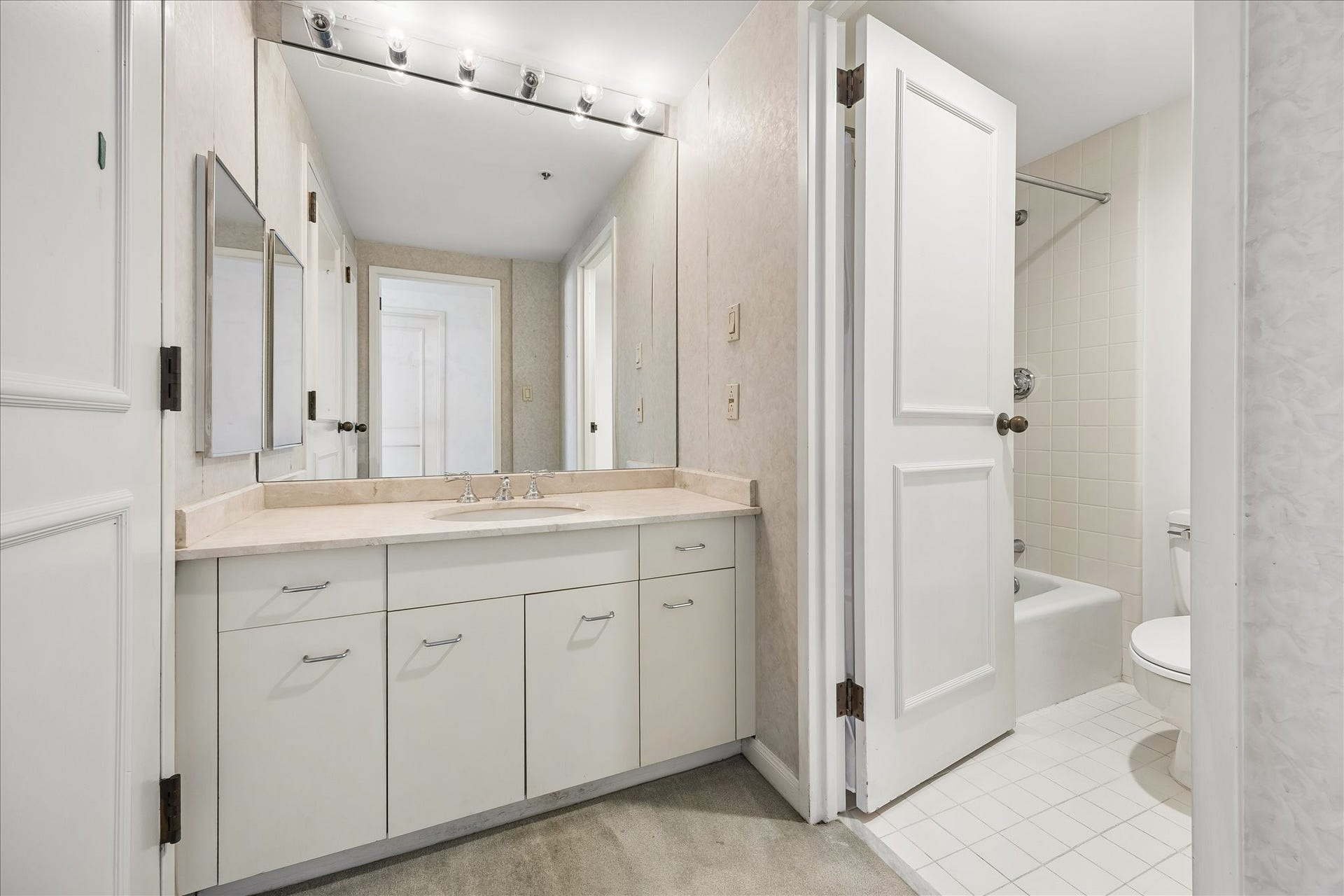1111 Caroline Street, #2606, Houston, TX 77010 Separate vanity and bathing areas provide added flexibility for daily routines. A wide counter,
mirrored wall and lower cabinets offer storage and preparation space, with a tub and shower combination beyond.