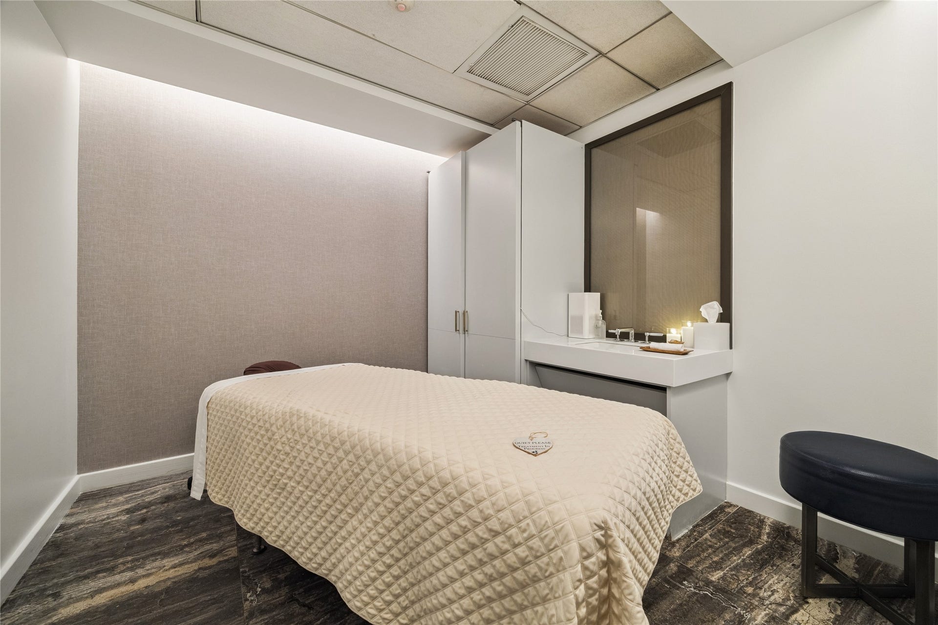 1111 Caroline Street, #2606, Houston, TX 77010 The spa features intimate treatment rooms offering massage, facials, and restorative therapies. Neutral tones, soft lighting, and modern finishes create a calming atmosphere for a true wellness escape.