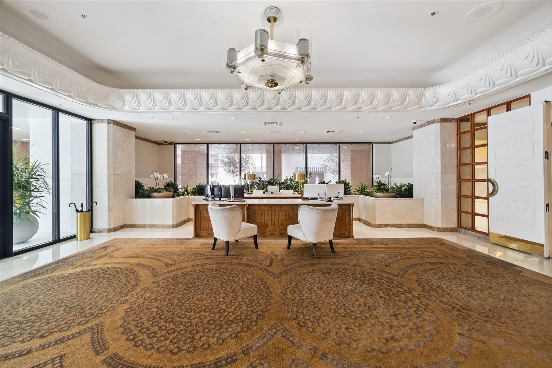 1111 Caroline Street, #2606, Houston, TX 77010 The private lobby offers an elegant welcome for residents and guests, complete with a dedicated concierge available around the clock. Attentive staff and refined design reflect the personalized service that defines the Four Seasons lifestyle.