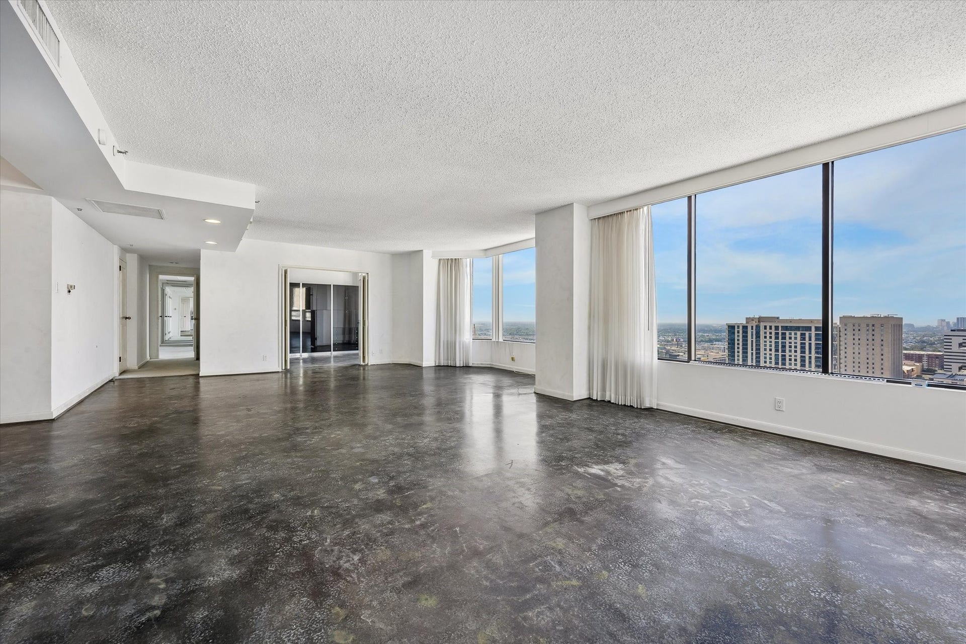 1111 Caroline Street, #2606, Houston, TX 77010 Multiple window bays bring daylight across the open living and dining areas. Connected spaces provide room to gather, entertain and create distinct areas for daily activities, with the skyline as a backdrop.