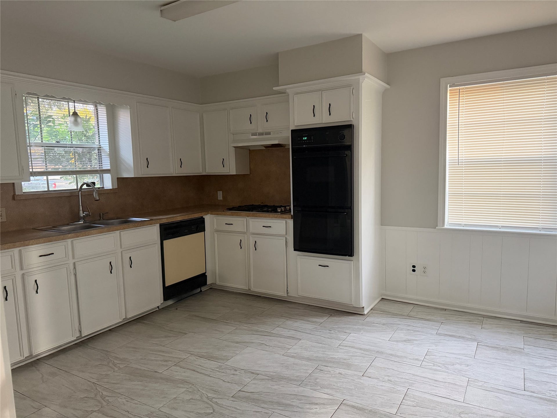 3815 Avenue R, Rosenberg, TX 77471 Large kitchen