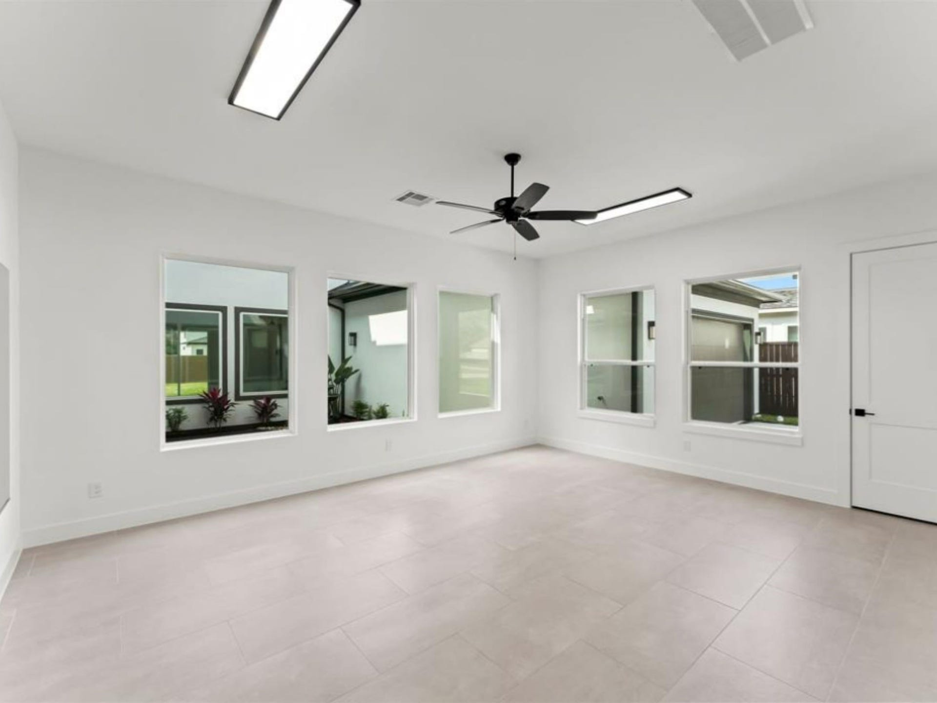 24739 Trull Brook Lane, Spring, TX 77389 Large flex space on the first floor.
