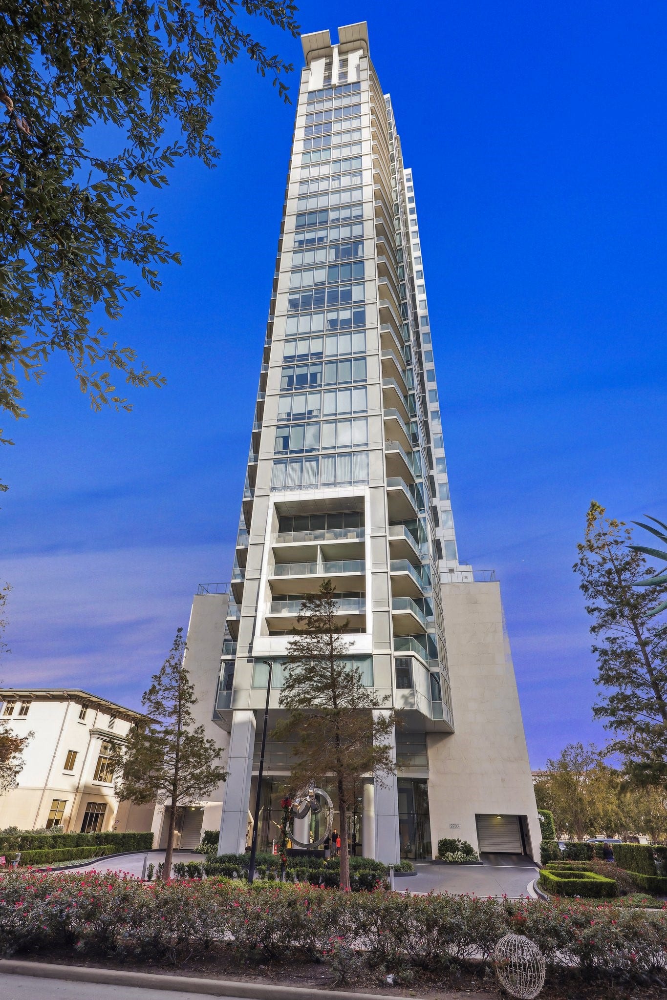 2727 Kirby Drive, #13E, Houston, TX 77098 This full-service building offers 24-hour concierge, valet parking, pool/spa, grill area, entertaining lounges + catering kitchen, fitness center, putting green, wine cellar, theater, conference rooms, and guest suites.