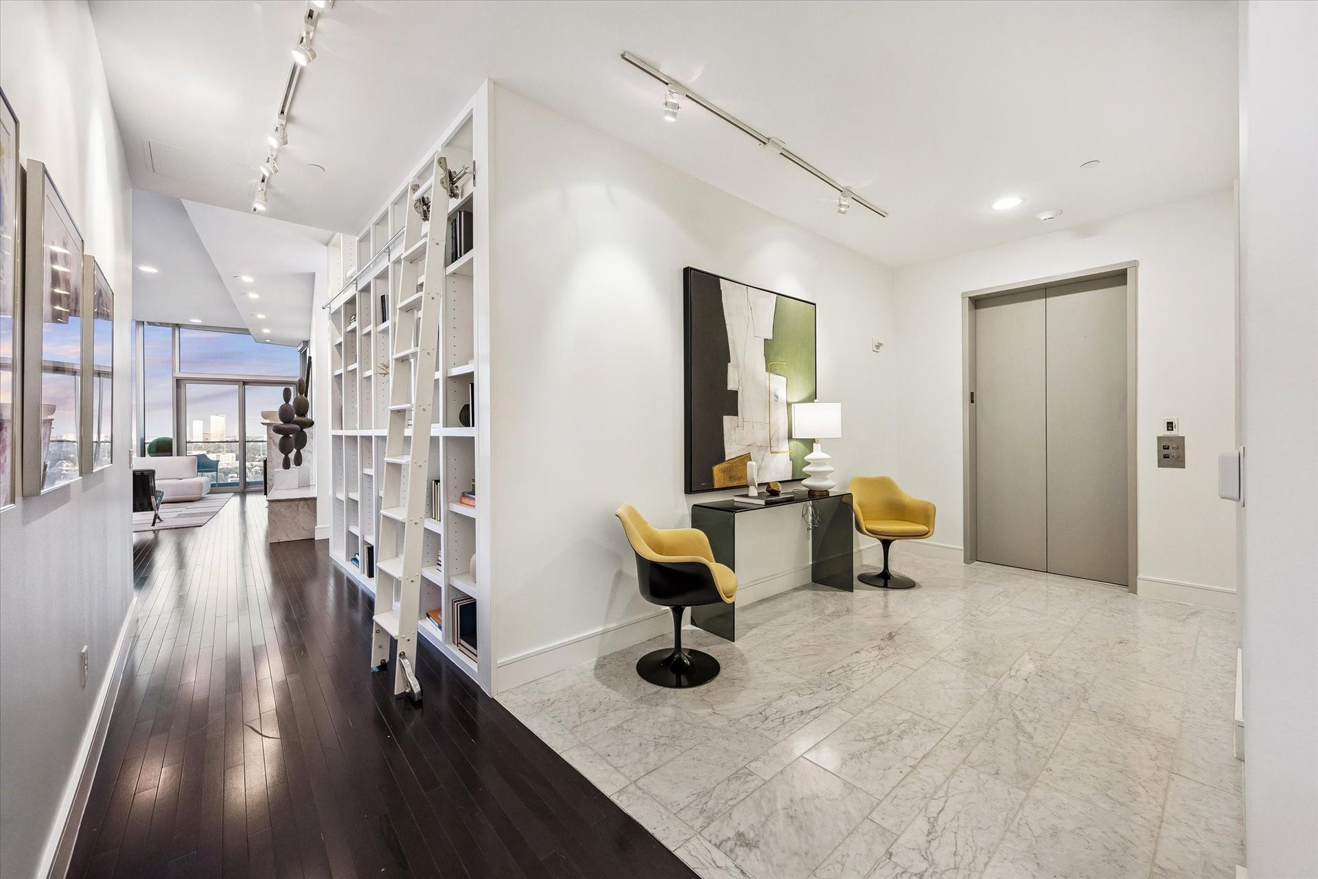 2727 Kirby Drive, #13E, Houston, TX 77098 Positioned on the building's coveted semi-private elevator side, the residence offers exceptional privacy.