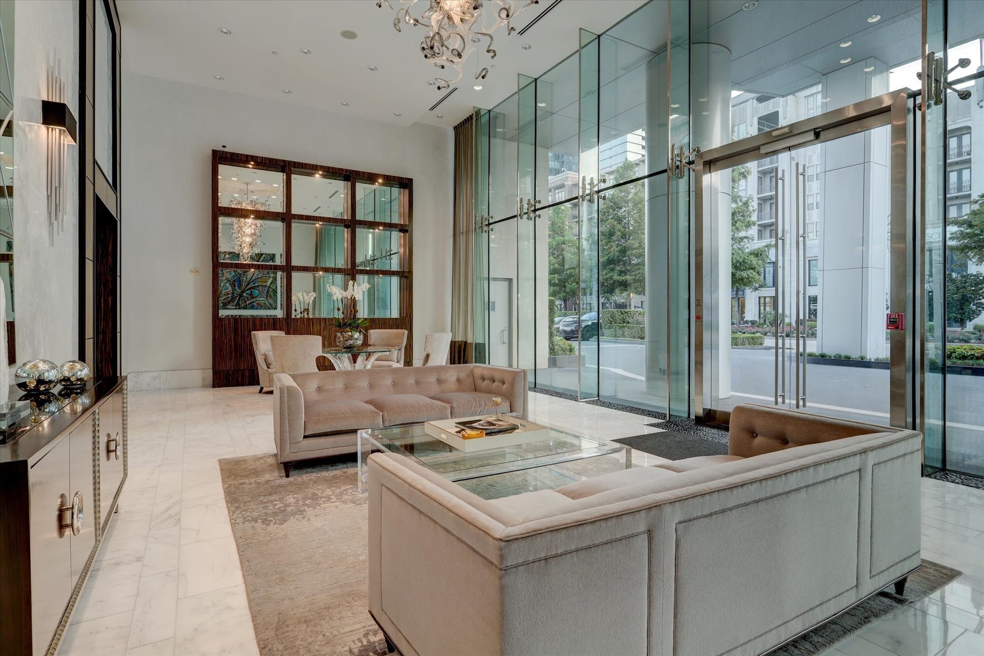 2727 Kirby Drive, #13E, Houston, TX 77098 Welcoming lobby with expansive floor-to-ceiling windows, marble floors and secure concierge entry.