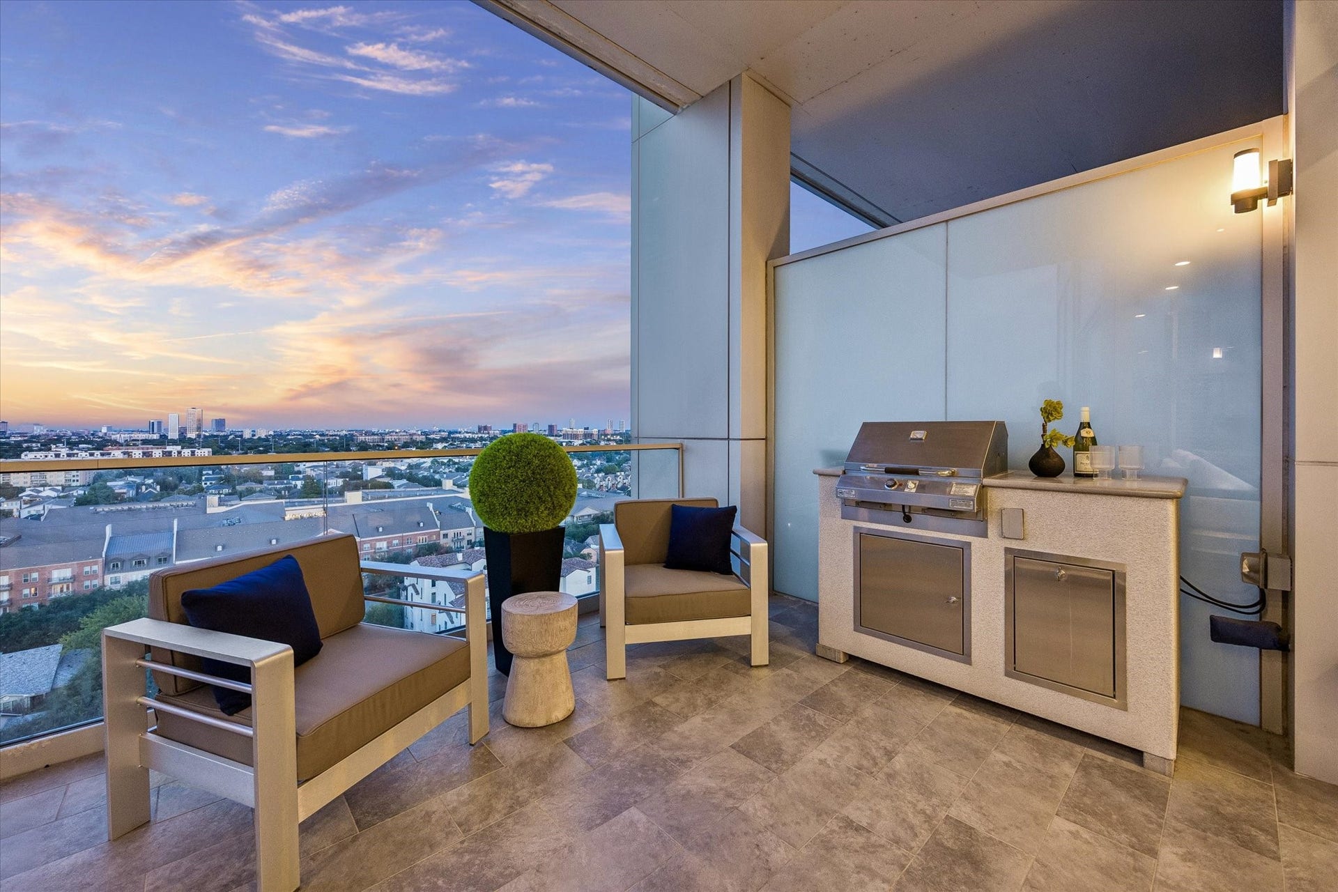 2727 Kirby Drive, #13E, Houston, TX 77098 Covered terrace with summer kitchen overlooking downtown.