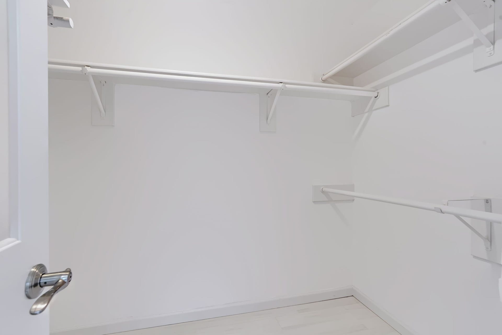 16811 Pheasant Ridge, Sugar Land, TX 77498 PRIMARY CLOSET FEATURES AN ABUNDANCE OF ROOM TO HANG CLOTHING.