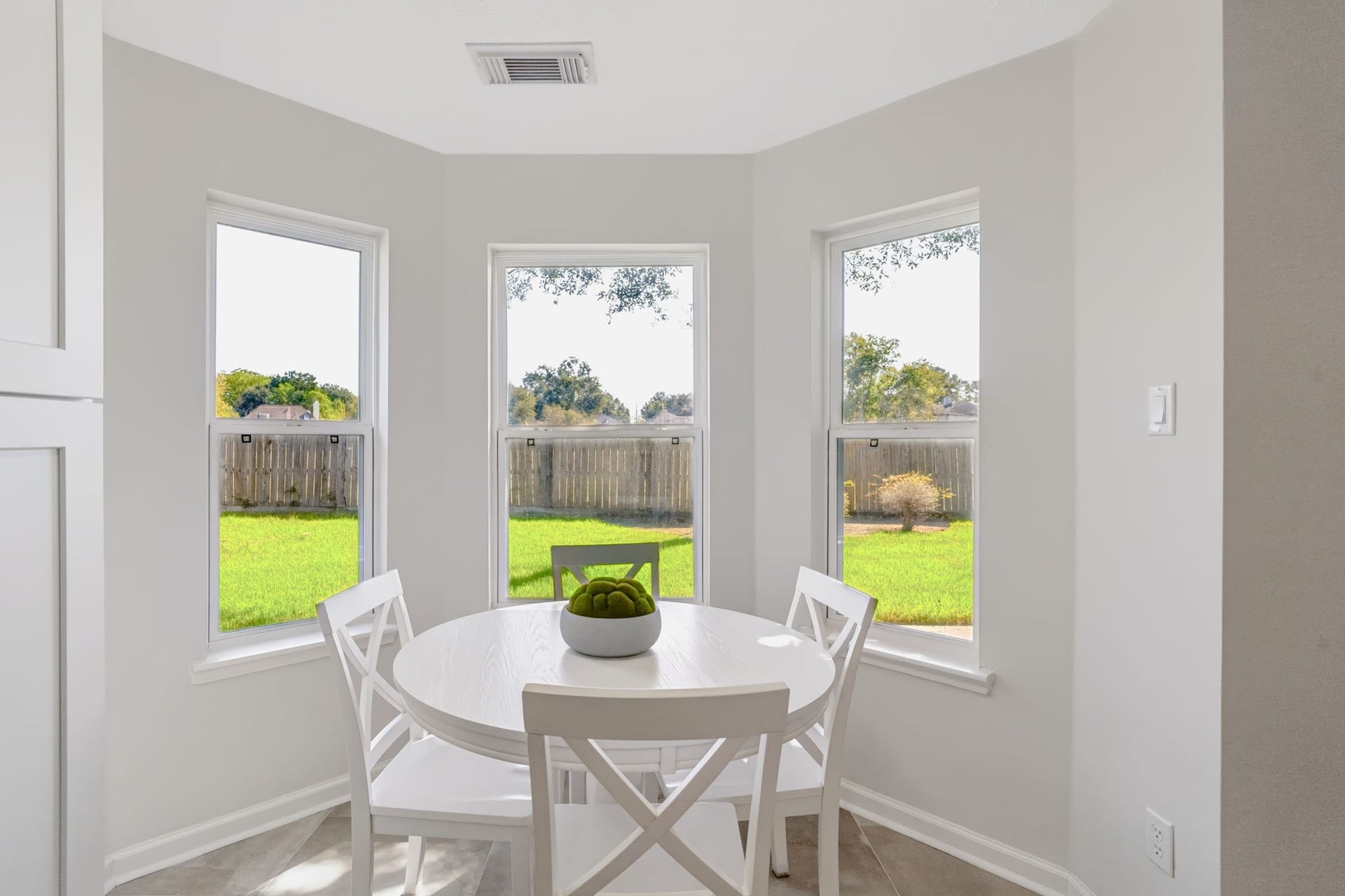 16811 Pheasant Ridge, Sugar Land, TX 77498 CHARMING BREAKFAST AREA FEATURES BAY WINDOWS OVERLOOKING THE BACKYARD.