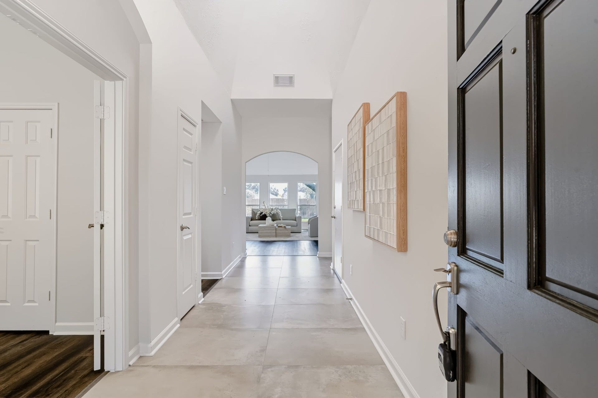 16811 Pheasant Ridge, Sugar Land, TX 77498 STEP INSIDE TO A LIGHT AND BRIGHT ENTRYWAY.