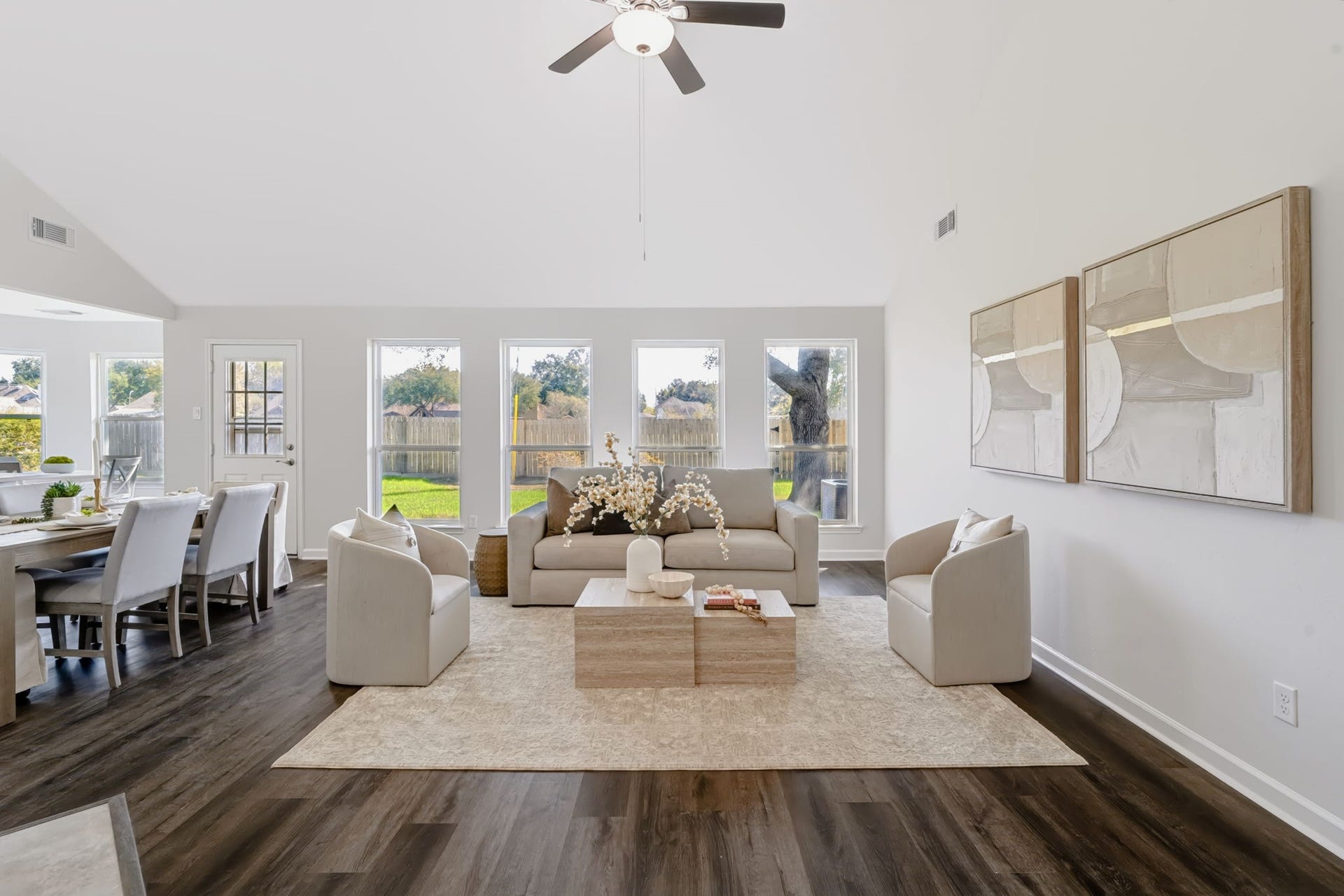 16811 Pheasant Ridge, Sugar Land, TX 77498 THIS OPEN-CONCEPT FAMILY ROOM FEATURES A TALL CEILING AND FOUR BEAUTIFUL WINDOWS THAT LIGHT UP THE SPACE.
