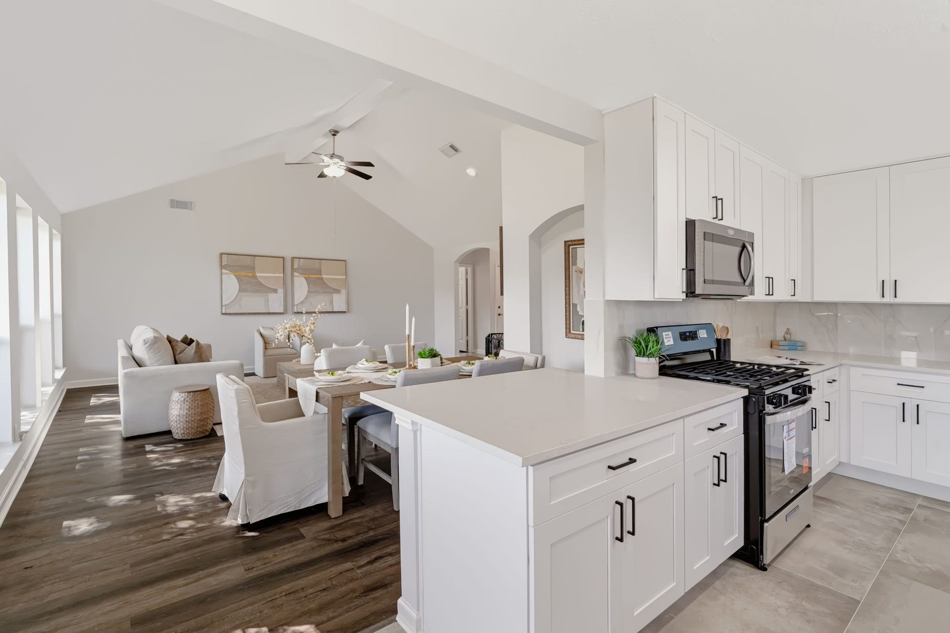 16811 Pheasant Ridge, Sugar Land, TX 77498 LOVELY CONNECTION FROM THE KITCHEN INTO THE MAIN AREAS OF THE HOME.