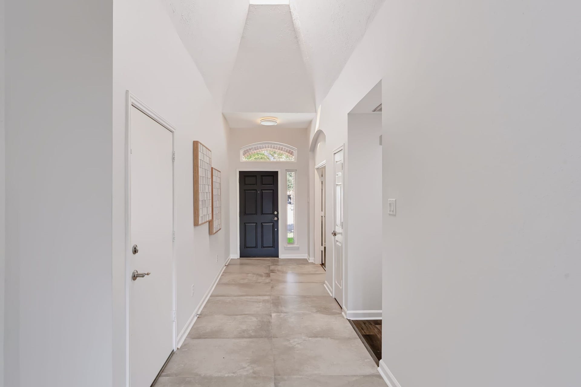 16811 Pheasant Ridge, Sugar Land, TX 77498 LONG ENTRANCE HALL FEATURES A VAULTED CEILING.