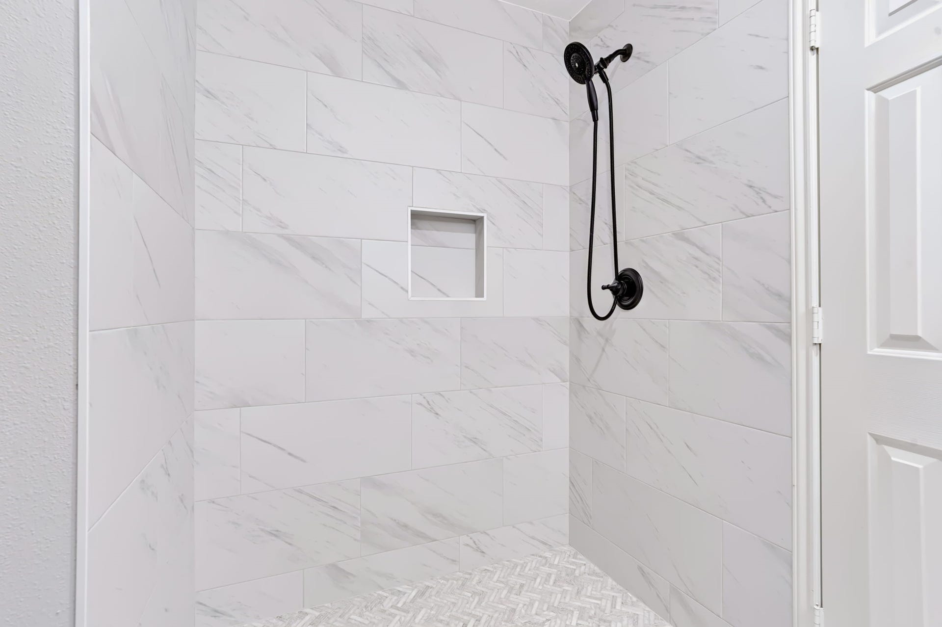 16811 Pheasant Ridge, Sugar Land, TX 77498 CUSTOM TILE SURROUND AND UPDATED FIXTURES.