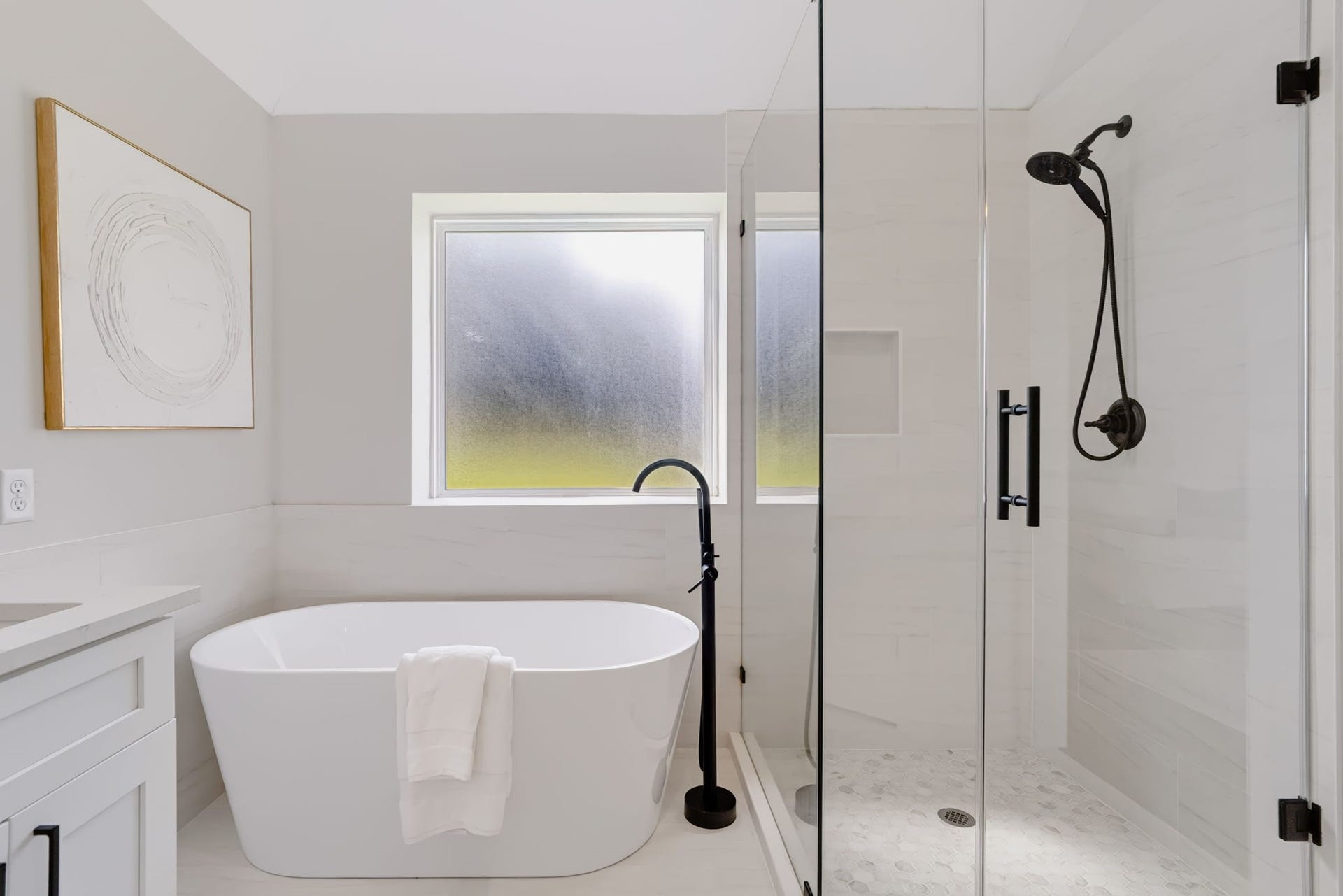16811 Pheasant Ridge, Sugar Land, TX 77498 STUNNING FREE-STANDING TUB AND GLASS-ENCLOSED SHOWER.