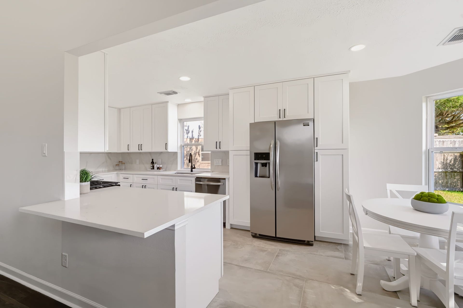 16811 Pheasant Ridge, Sugar Land, TX 77498 BRAND NEW KITCHEN FEATURES WHITE SHAKER CABINETS AND ALL SS APPLIANCES.