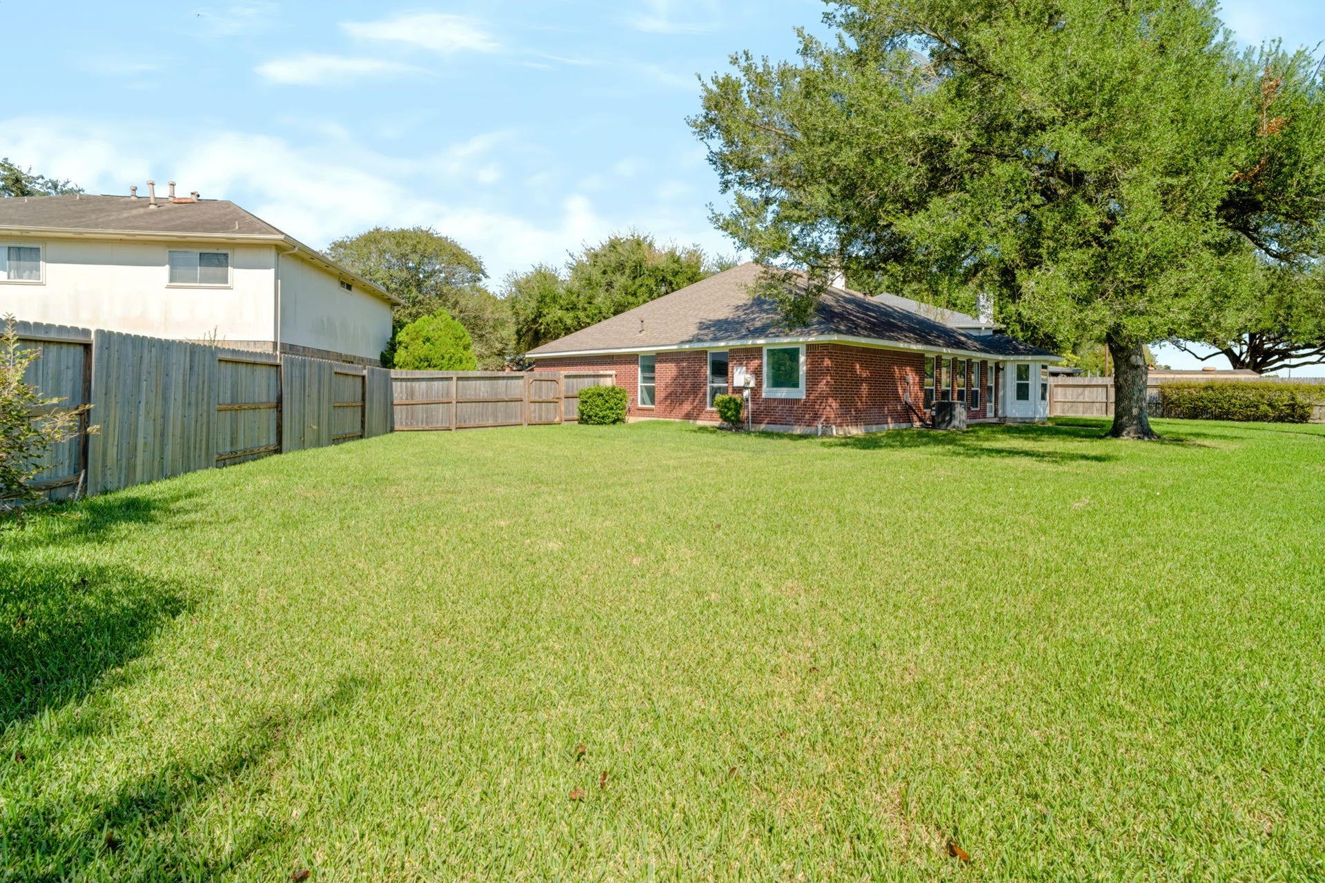 16811 Pheasant Ridge, Sugar Land, TX 77498 EXPANSIVE BACKYARD WITH LUSH GRASS OFFERS PLENTY OF SPACE FOR KIDS AND PETS TO PLAY.