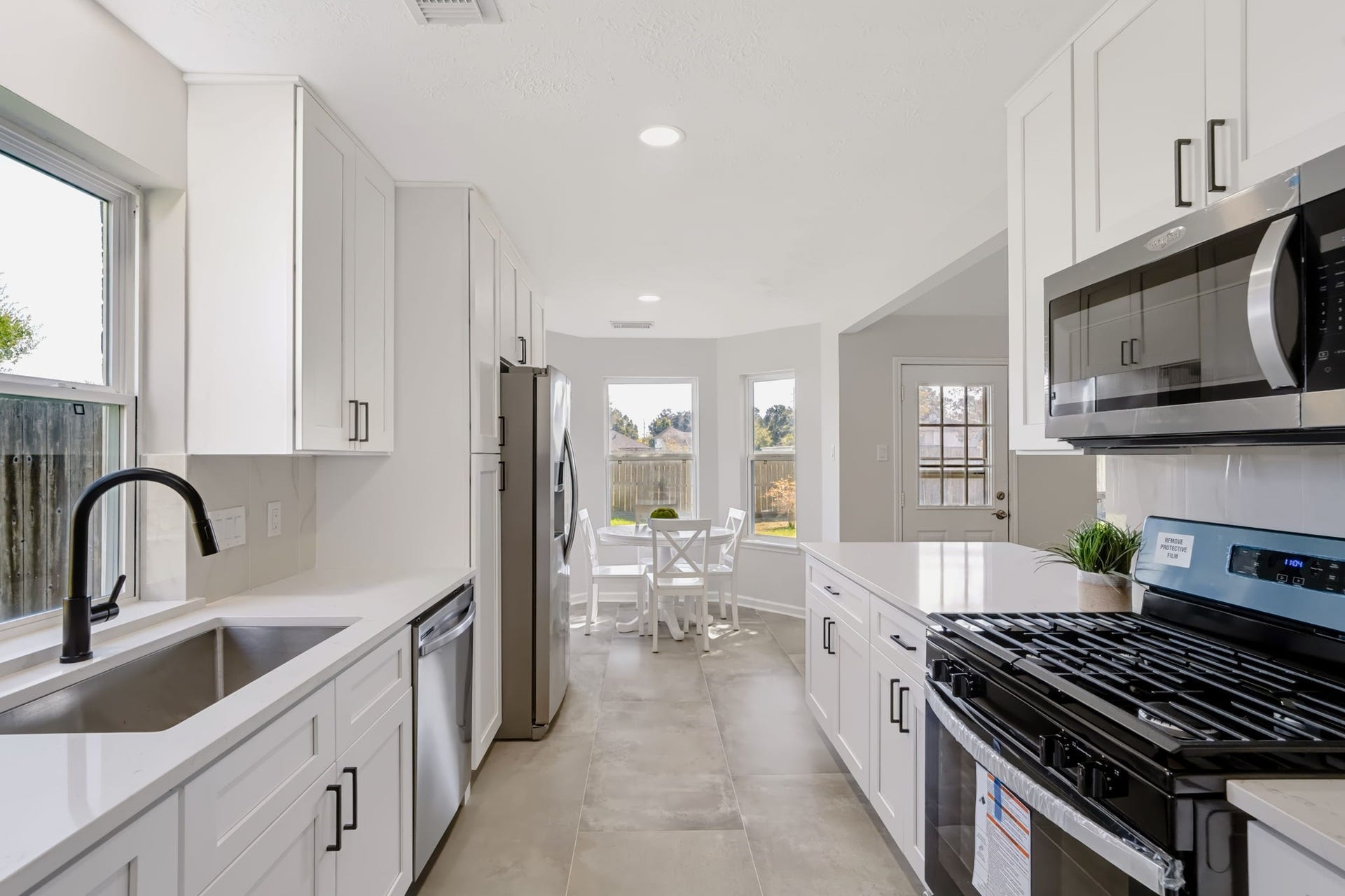 16811 Pheasant Ridge, Sugar Land, TX 77498 THERE IS AMPLE COUNTER SPACE FOR ALL OF YOUR CULINARY DELIGHTS.