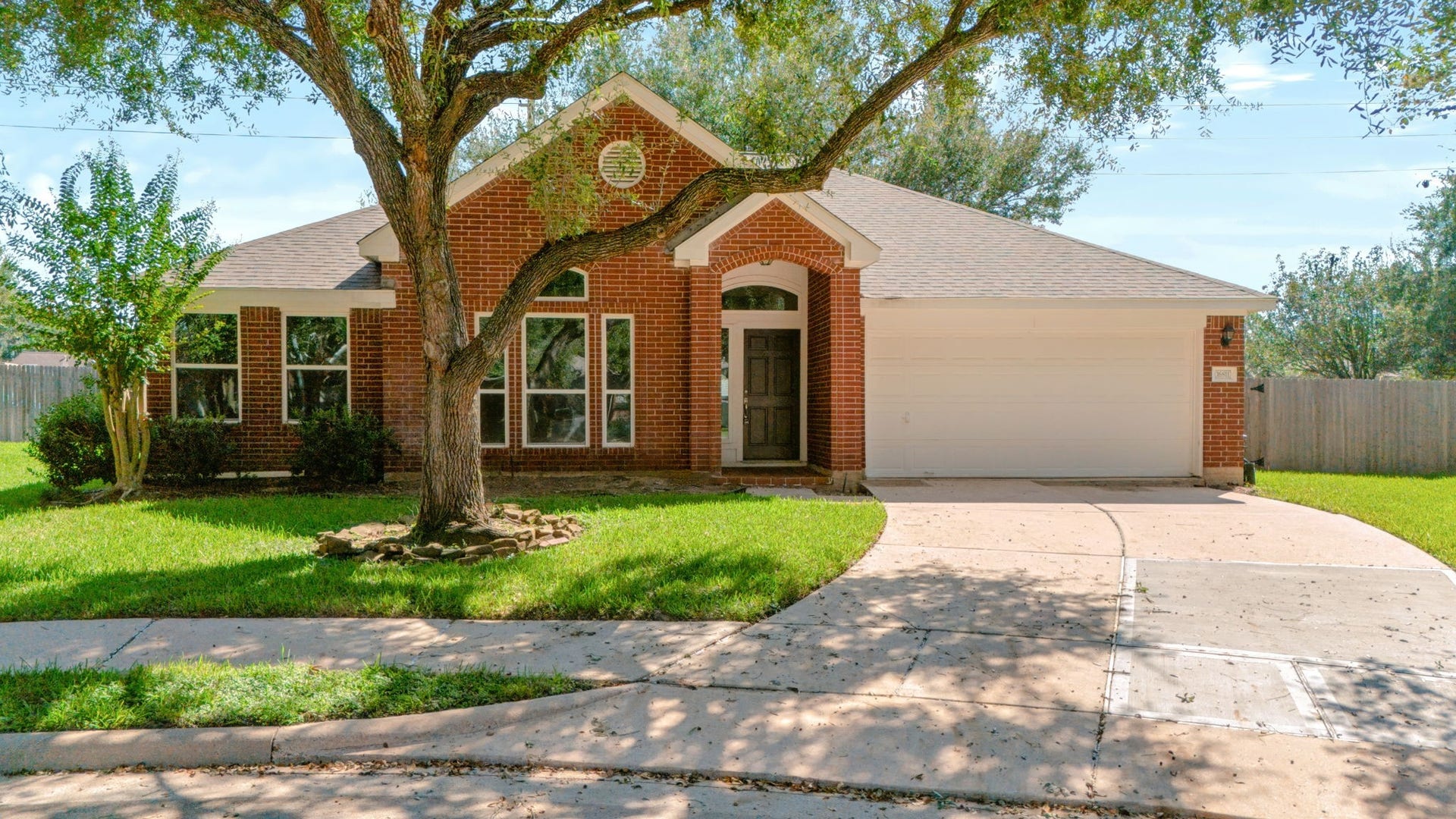 16811 Pheasant Ridge, Sugar Land, TX 77498 WELCOME HOME TO 16811 PHEASANT RIDGE. THIS HOME IS IDEALLY SITUATED WITH NO BACK NEIGHBORS.
