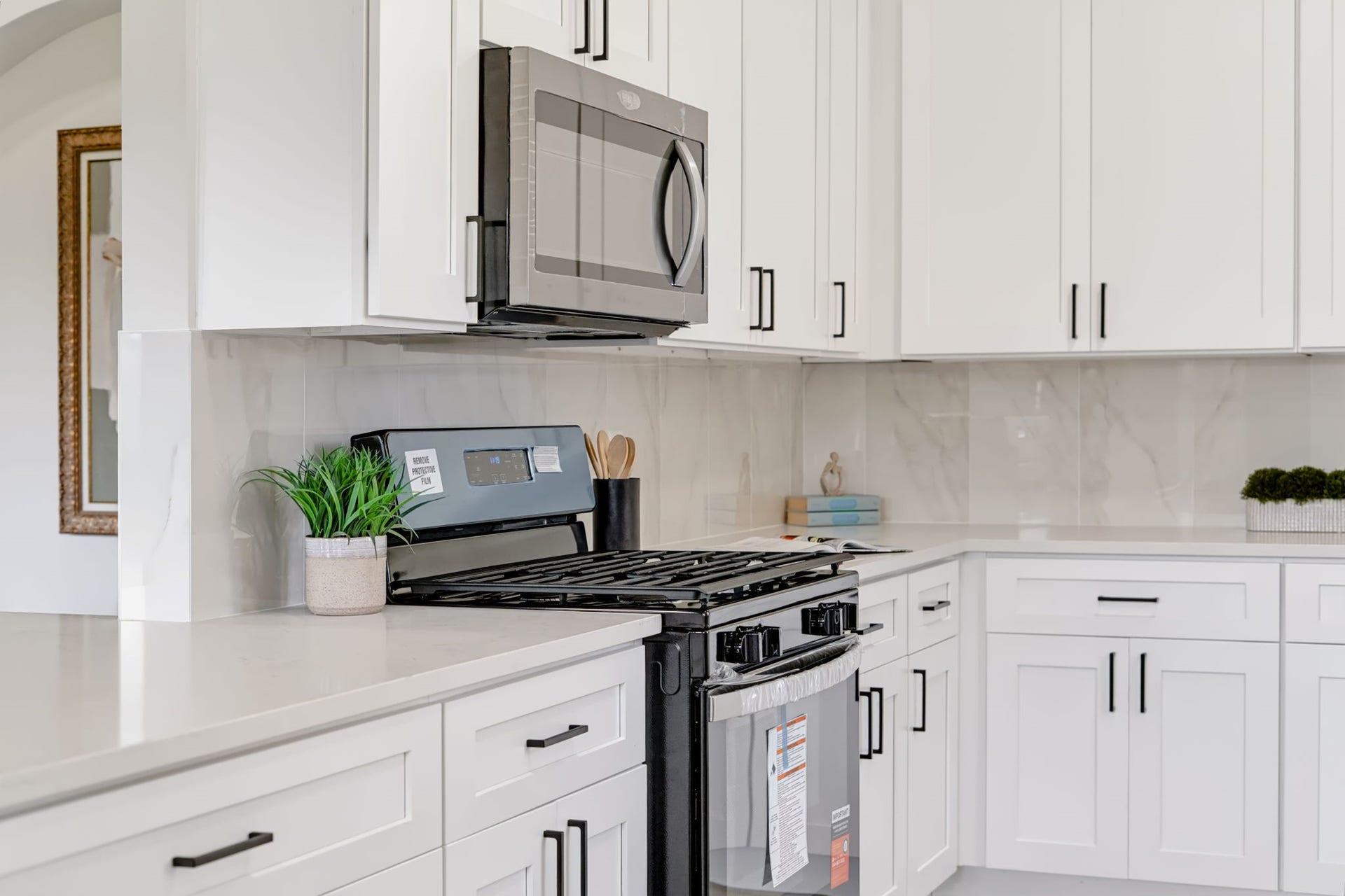 16811 Pheasant Ridge, Sugar Land, TX 77498 STAINLESS STEEL GAS RANGE IS SURE TO THRILL THE COOK IN YOUR FAMILY.