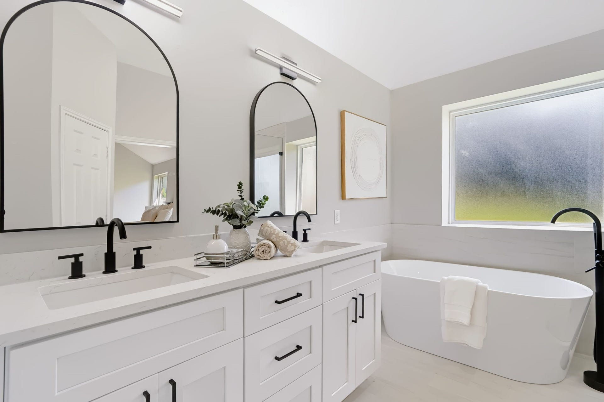 16811 Pheasant Ridge, Sugar Land, TX 77498 FULLY REMODELED ENSUITE WITH DUAL SINKS, PLENTY OF STORAGE, AND UPDATED MIRRORS AND LIGHTING.