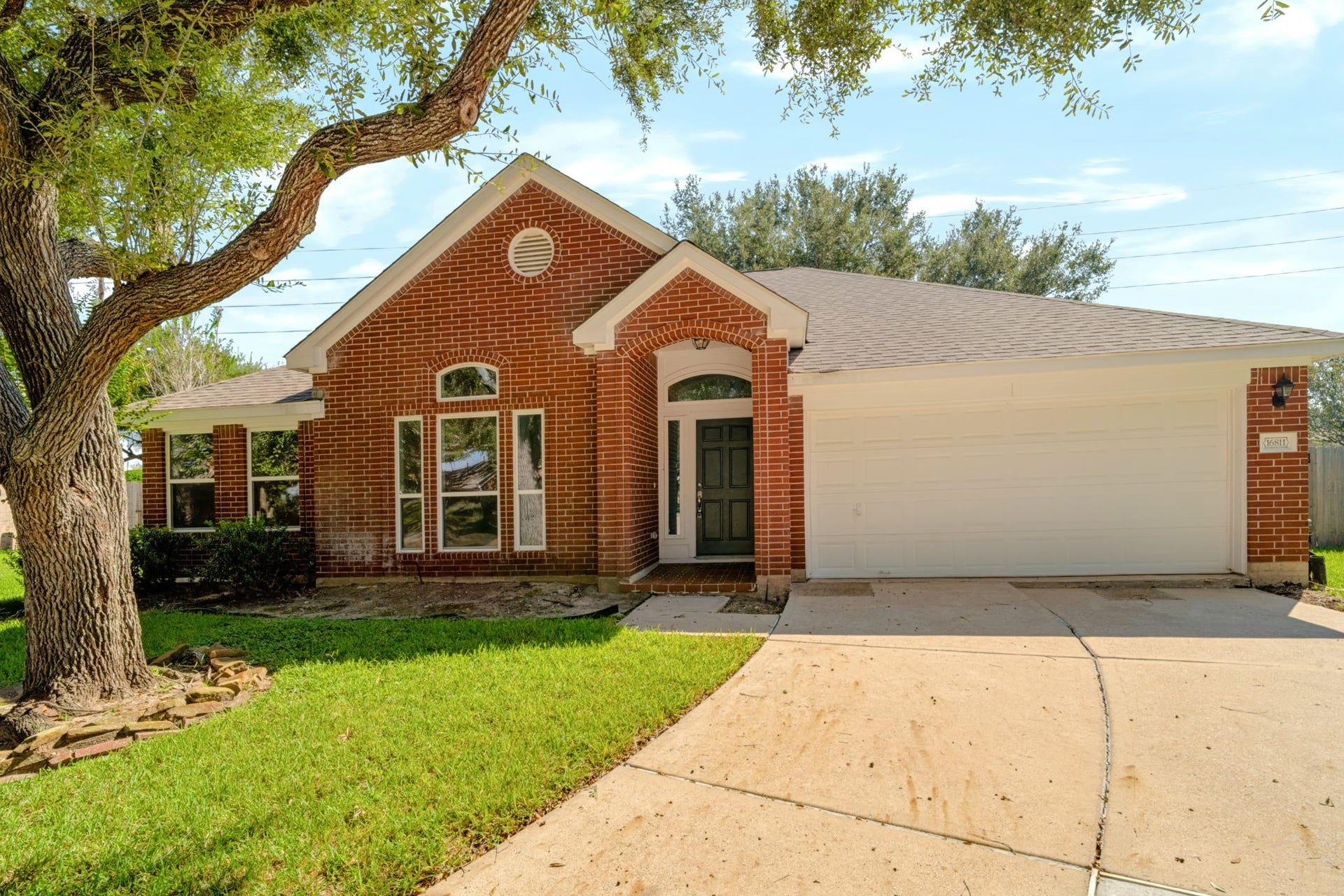 16811 Pheasant Ridge, Sugar Land, TX 77498 THIS HOME OFFERS A BEAUTIFUL RED BRICK EXTERIOR AND A DOUBLE-WIDE DRIVEWAY.